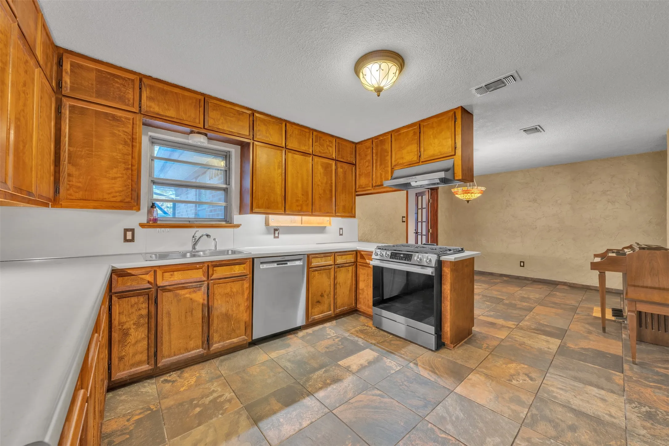 Single Family Residence For Sale in Tarrant County , 1208 Harrison Lane, Hurst, Texas 76053, 3 Bedroom, 2 Bathroom, 2 Garage spaces, 1,523 Sqft, built in 1957, mls#21359078, Real Estate Agent in Hurst, Homes For Sale in Tarrant county, Homes For Sale in Hurst, Realtor in Hurst Texas, Real Estate Brokerage Independent Realty Texas, Luminita Cordes Realtor