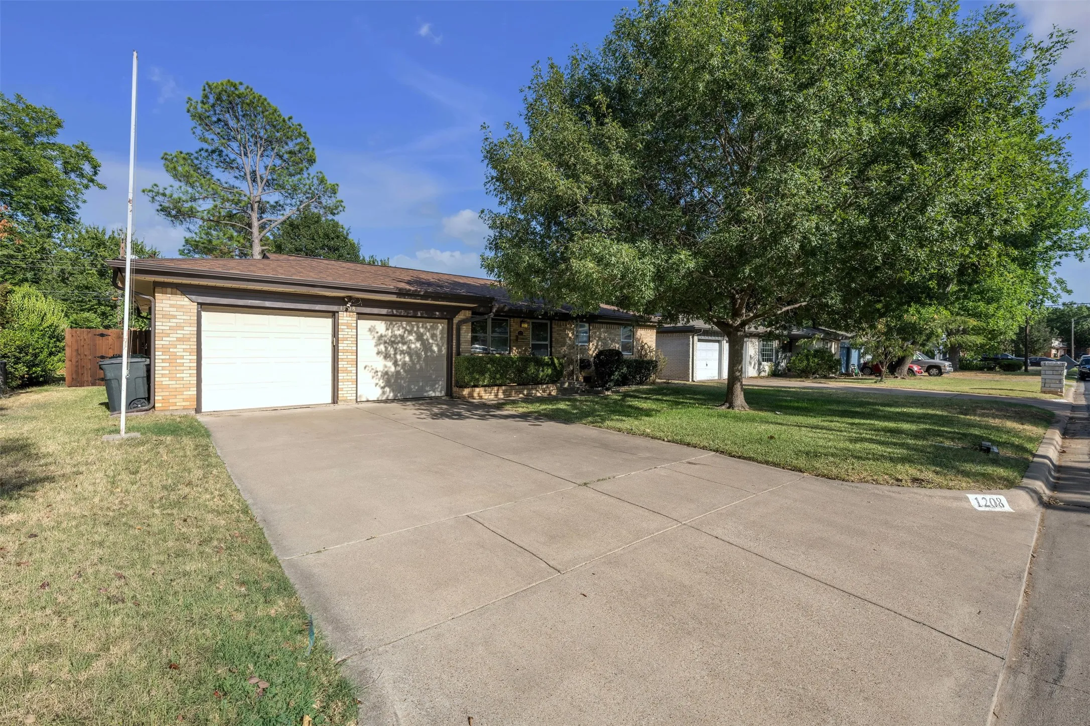 Single Family Residence For Sale in Tarrant County , 1208 Harrison Lane, Hurst, Texas 76053, 3 Bedroom, 2 Bathroom, 2 Garage spaces, 1,523 Sqft, built in 1957, mls#21359078, Real Estate Agent in Hurst, Homes For Sale in Tarrant county, Homes For Sale in Hurst, Realtor in Hurst Texas, Real Estate Brokerage Independent Realty Texas, Luminita Cordes Realtor