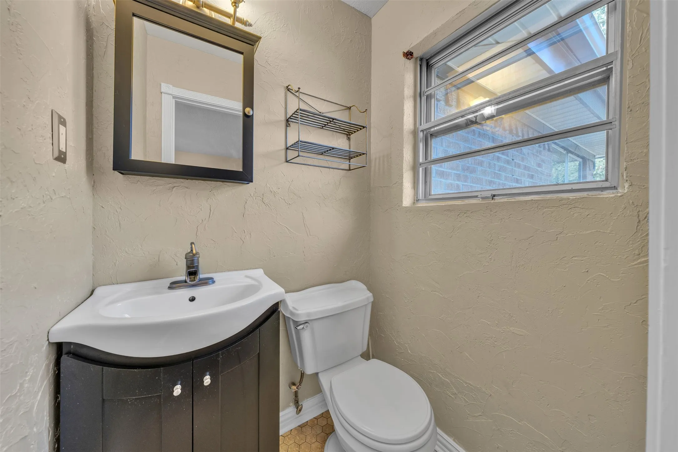 Single Family Residence For Sale in Tarrant County , 1208 Harrison Lane, Hurst, Texas 76053, 3 Bedroom, 2 Bathroom, 2 Garage spaces, 1,523 Sqft, built in 1957, mls#21359078, Real Estate Agent in Hurst, Homes For Sale in Tarrant county, Homes For Sale in Hurst, Realtor in Hurst Texas, Real Estate Brokerage Independent Realty Texas, Luminita Cordes Realtor