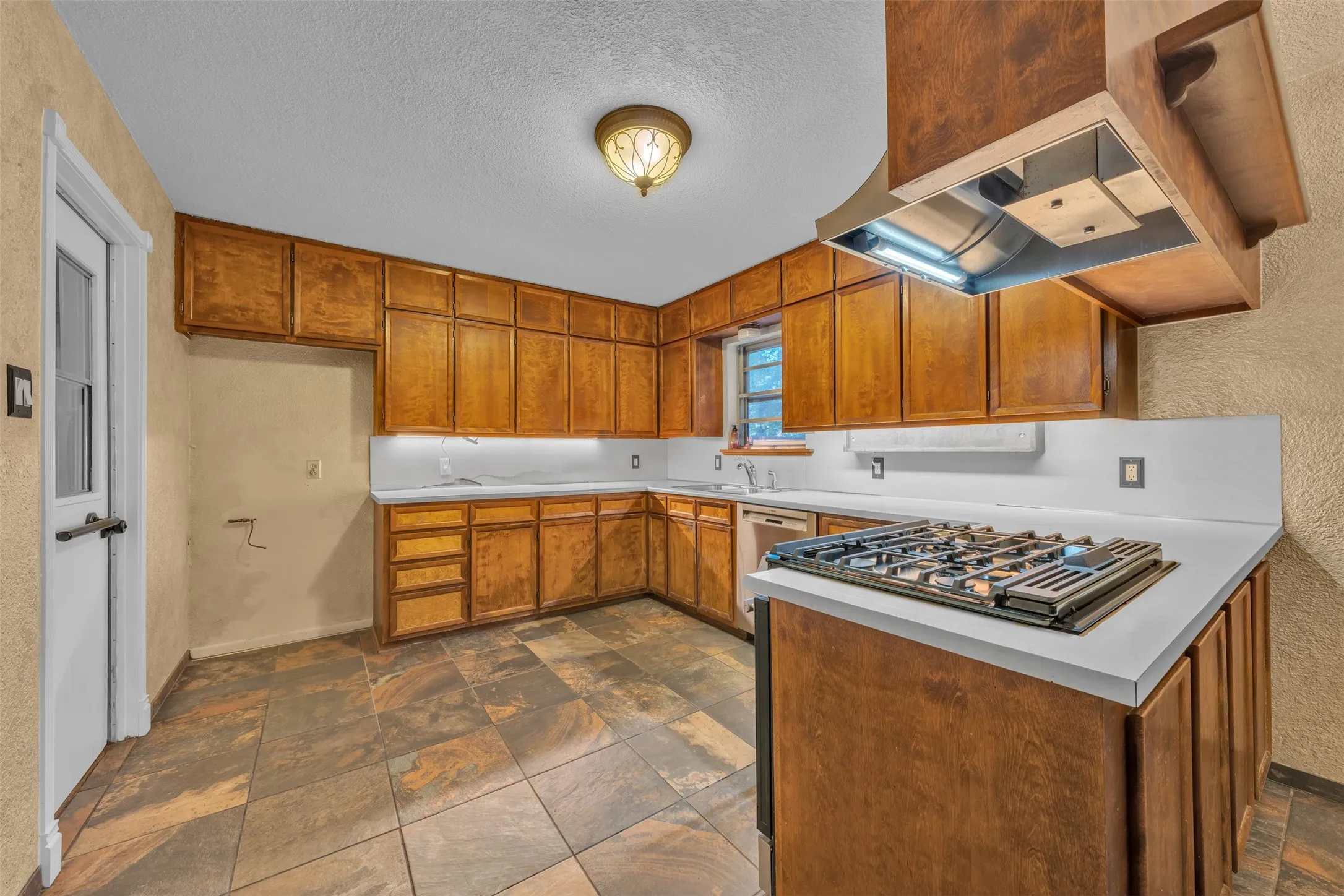 Single Family Residence For Sale in Tarrant County , 1208 Harrison Lane, Hurst, Texas 76053, 3 Bedroom, 2 Bathroom, 2 Garage spaces, 1,523 Sqft, built in 1957, mls#21359078, Real Estate Agent in Hurst, Homes For Sale in Tarrant county, Homes For Sale in Hurst, Realtor in Hurst Texas, Real Estate Brokerage Independent Realty Texas, Luminita Cordes Realtor