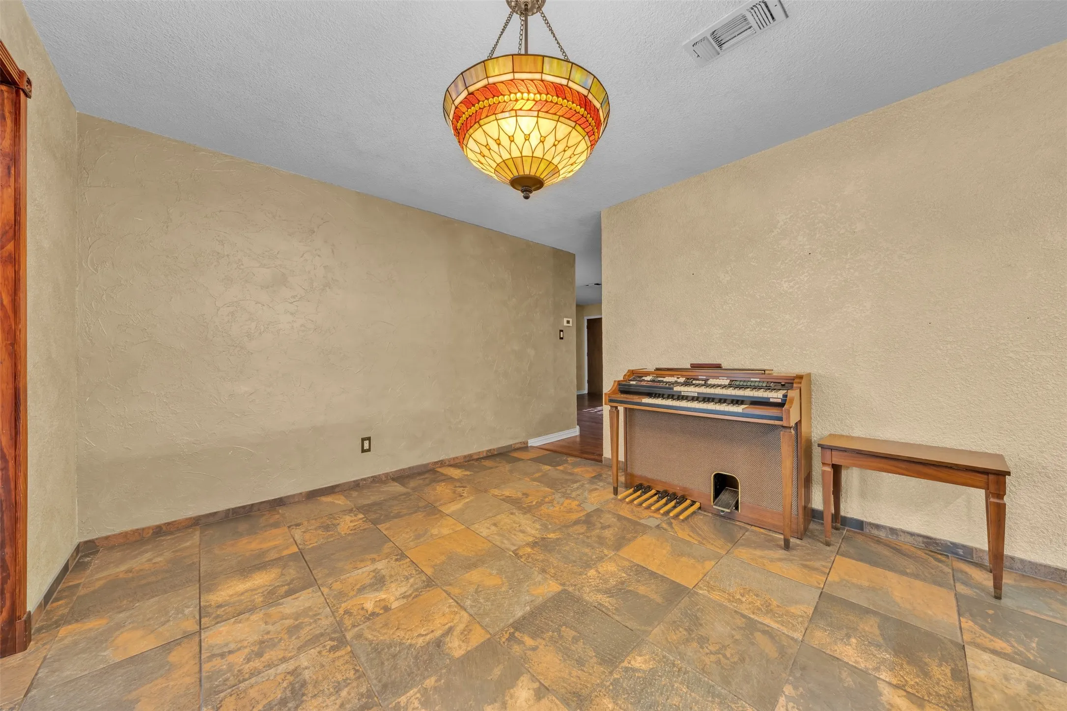 Single Family Residence For Sale in Tarrant County , 1208 Harrison Lane, Hurst, Texas 76053, 3 Bedroom, 2 Bathroom, 2 Garage spaces, 1,523 Sqft, built in 1957, mls#21359078, Real Estate Agent in Hurst, Homes For Sale in Tarrant county, Homes For Sale in Hurst, Realtor in Hurst Texas, Real Estate Brokerage Independent Realty Texas, Luminita Cordes Realtor