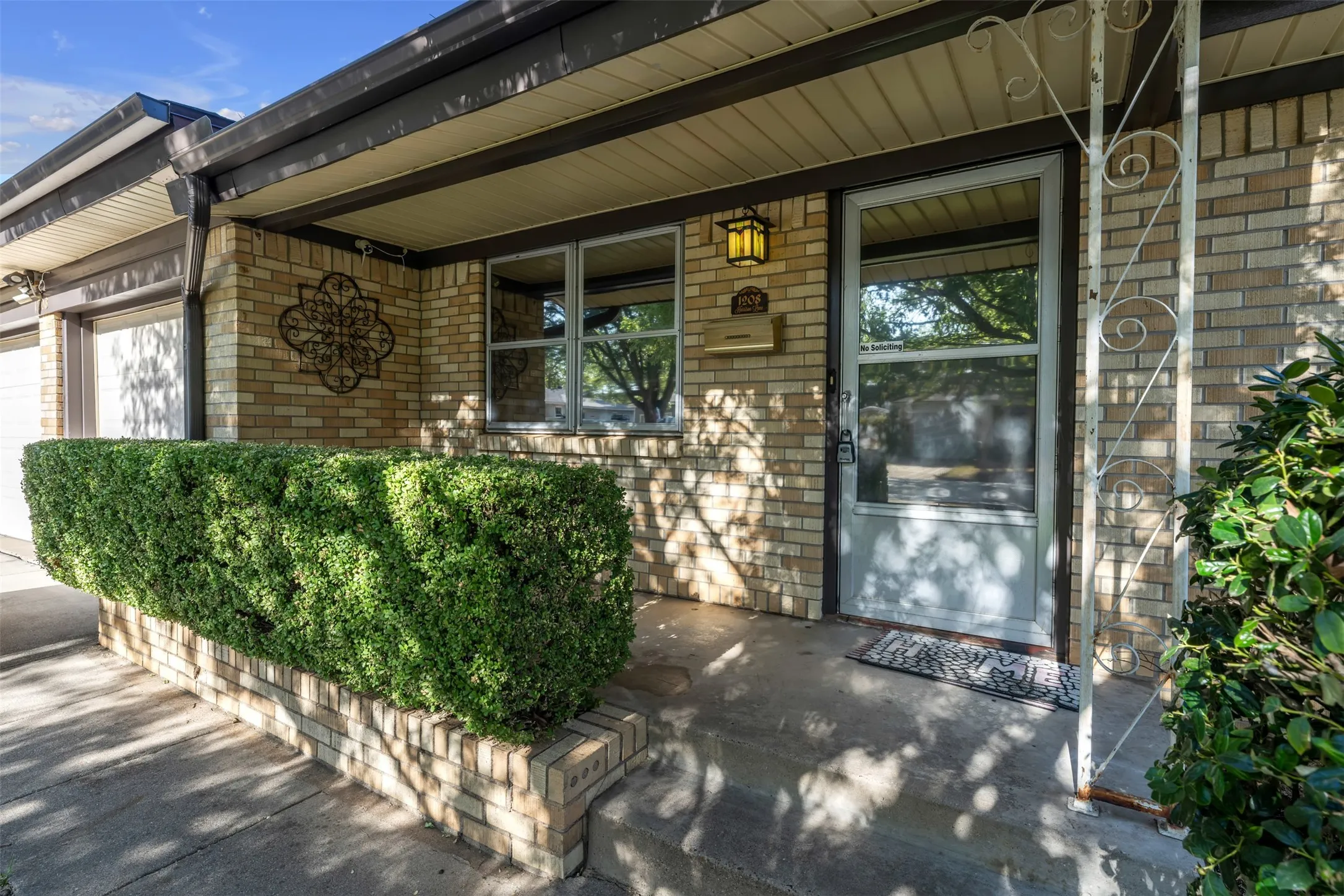 Single Family Residence For Sale in Tarrant County , 1208 Harrison Lane, Hurst, Texas 76053, 3 Bedroom, 2 Bathroom, 2 Garage spaces, 1,523 Sqft, built in 1957, mls#21359078, Real Estate Agent in Hurst, Homes For Sale in Tarrant county, Homes For Sale in Hurst, Realtor in Hurst Texas, Real Estate Brokerage Independent Realty Texas, Luminita Cordes Realtor