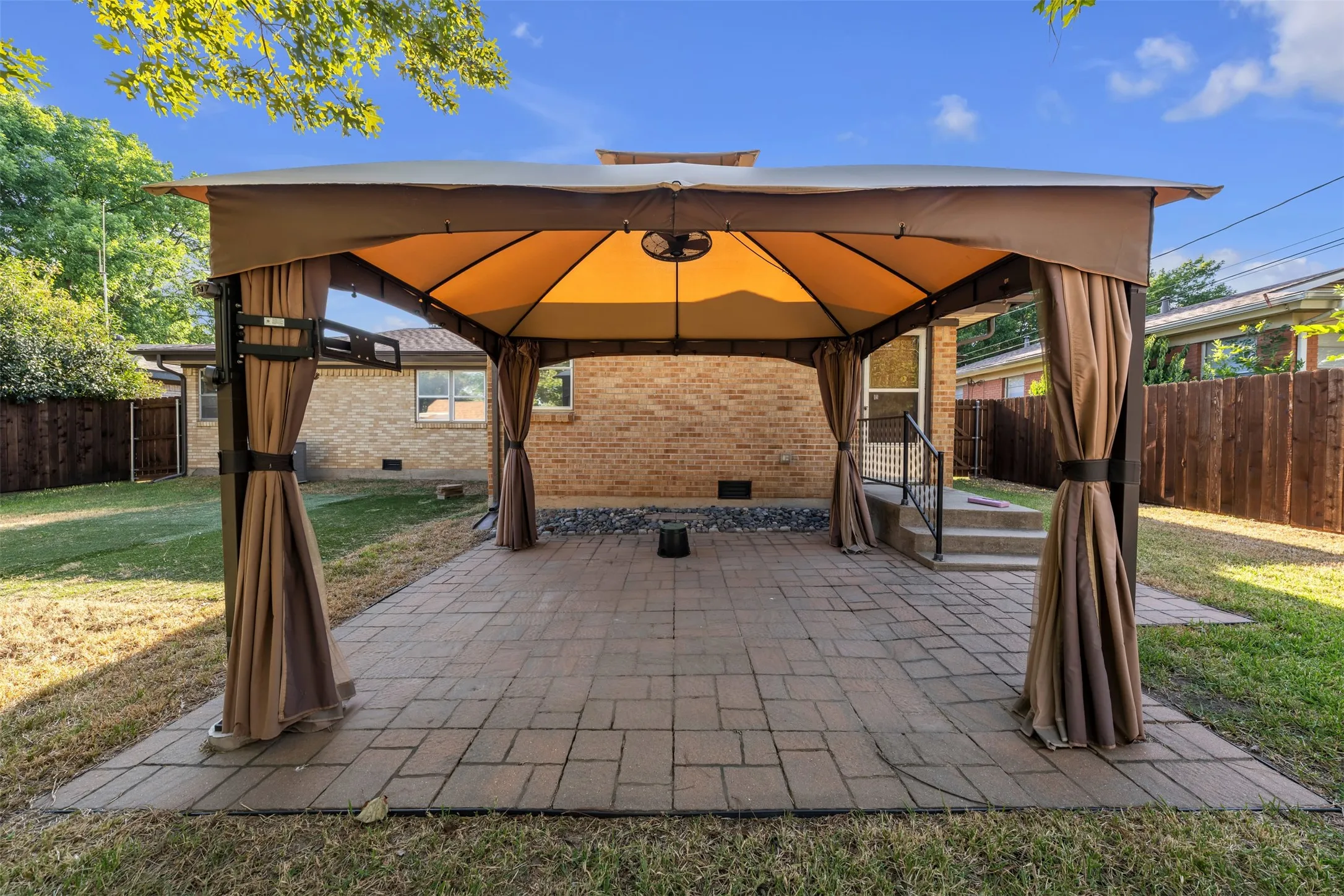 Single Family Residence For Sale in Tarrant County , 1208 Harrison Lane, Hurst, Texas 76053, 3 Bedroom, 2 Bathroom, 2 Garage spaces, 1,523 Sqft, built in 1957, mls#21359078, Real Estate Agent in Hurst, Homes For Sale in Tarrant county, Homes For Sale in Hurst, Realtor in Hurst Texas, Real Estate Brokerage Independent Realty Texas, Luminita Cordes Realtor
