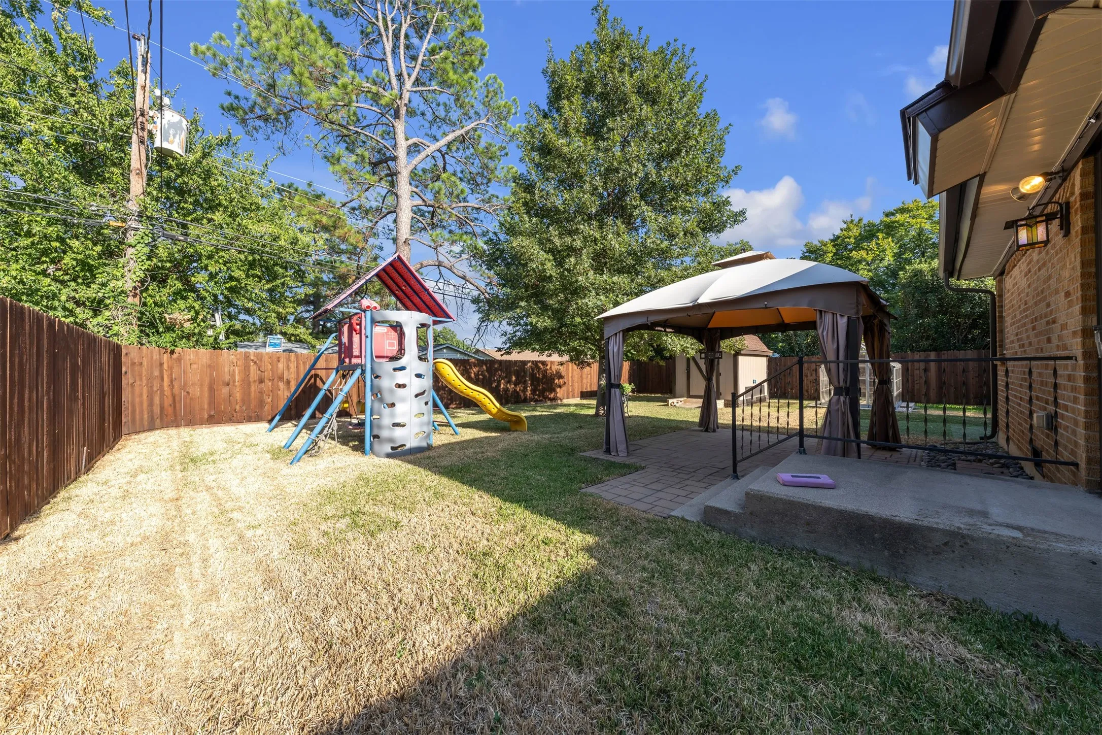 Single Family Residence For Sale in Tarrant County , 1208 Harrison Lane, Hurst, Texas 76053, 3 Bedroom, 2 Bathroom, 2 Garage spaces, 1,523 Sqft, built in 1957, mls#21359078, Real Estate Agent in Hurst, Homes For Sale in Tarrant county, Homes For Sale in Hurst, Realtor in Hurst Texas, Real Estate Brokerage Independent Realty Texas, Luminita Cordes Realtor
