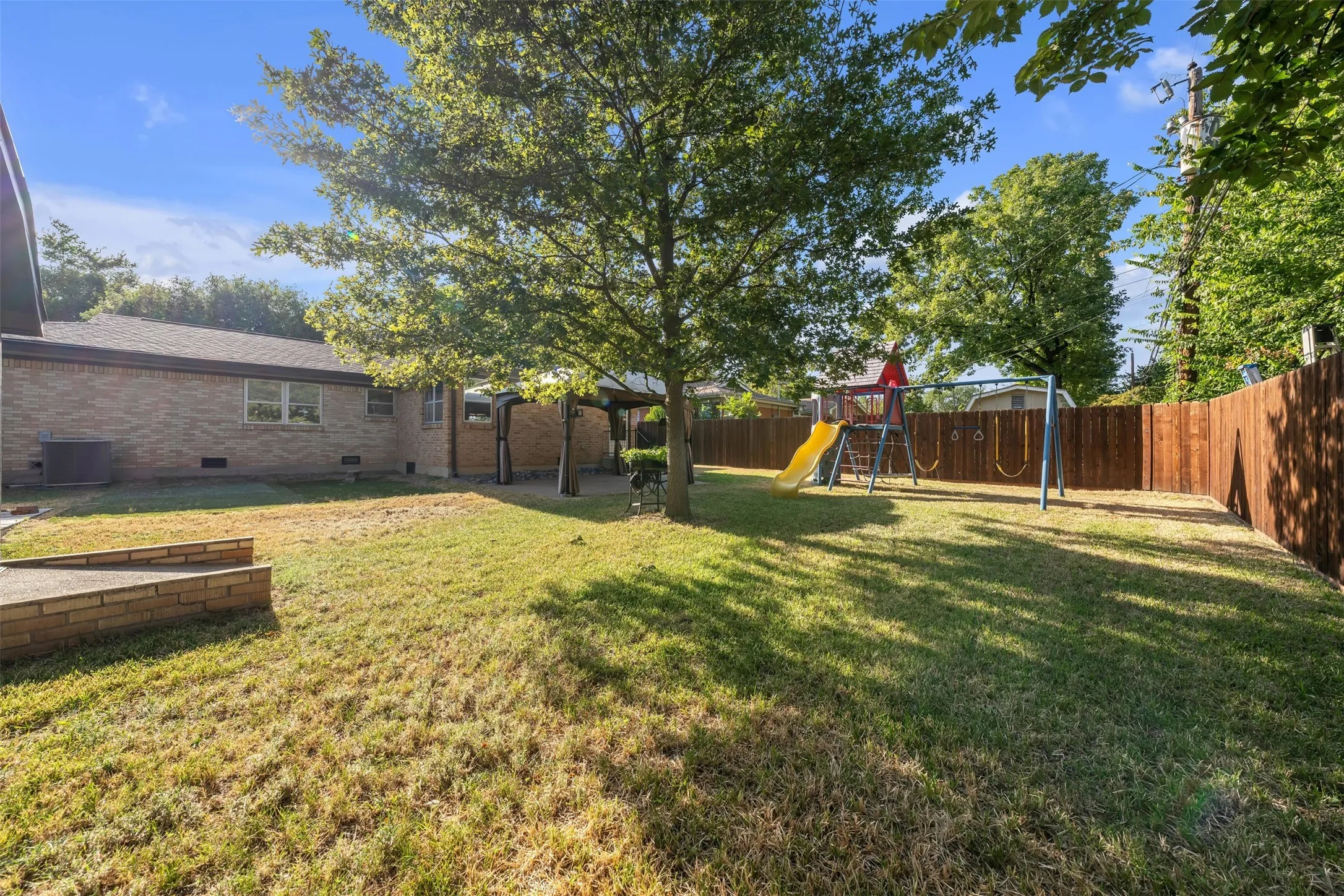 Single Family Residence For Sale in Tarrant County , 1208 Harrison Lane, Hurst, Texas 76053, 3 Bedroom, 2 Bathroom, 2 Garage spaces, 1,523 Sqft, built in 1957, mls#21359078, Real Estate Agent in Hurst, Homes For Sale in Tarrant county, Homes For Sale in Hurst, Realtor in Hurst Texas, Real Estate Brokerage Independent Realty Texas, Luminita Cordes Realtor