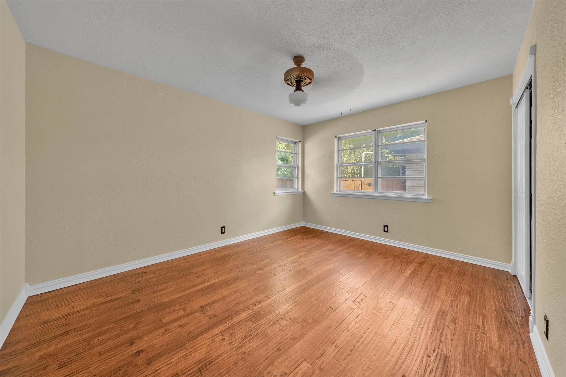 Single Family Residence For Sale in Tarrant County , 1208 Harrison Lane, Hurst, Texas 76053, 3 Bedroom, 2 Bathroom, 2 Garage spaces, 1,523 Sqft, built in 1957, mls#21359078, Real Estate Agent in Hurst, Homes For Sale in Tarrant county, Homes For Sale in Hurst, Realtor in Hurst Texas, Real Estate Brokerage Independent Realty Texas, Luminita Cordes Realtor