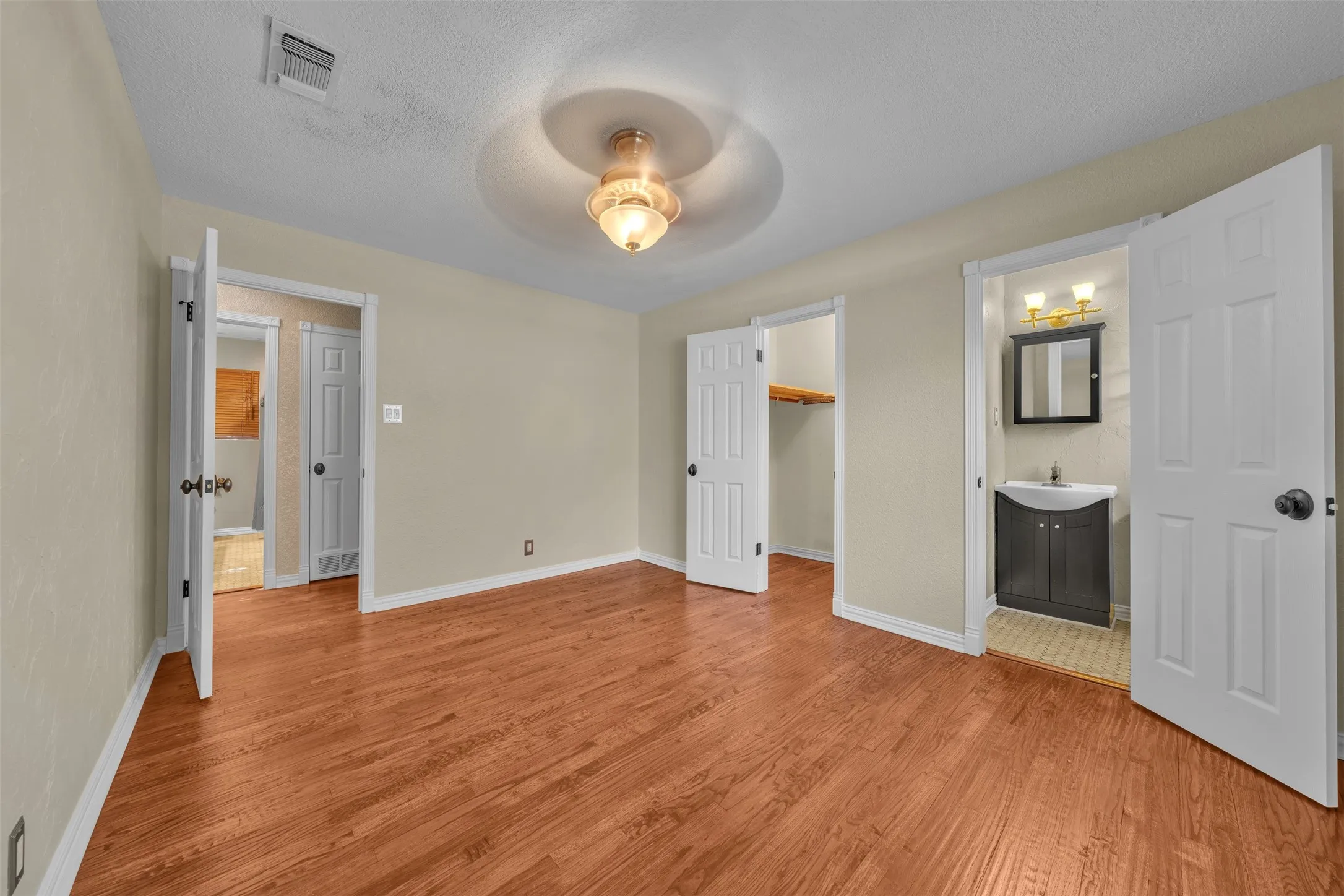 Single Family Residence For Sale in Tarrant County , 1208 Harrison Lane, Hurst, Texas 76053, 3 Bedroom, 2 Bathroom, 2 Garage spaces, 1,523 Sqft, built in 1957, mls#21359078, Real Estate Agent in Hurst, Homes For Sale in Tarrant county, Homes For Sale in Hurst, Realtor in Hurst Texas, Real Estate Brokerage Independent Realty Texas, Luminita Cordes Realtor