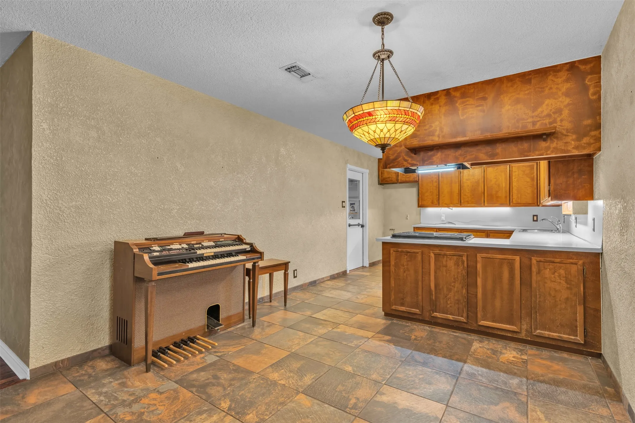 Single Family Residence For Sale in Tarrant County , 1208 Harrison Lane, Hurst, Texas 76053, 3 Bedroom, 2 Bathroom, 2 Garage spaces, 1,523 Sqft, built in 1957, mls#21359078, Real Estate Agent in Hurst, Homes For Sale in Tarrant county, Homes For Sale in Hurst, Realtor in Hurst Texas, Real Estate Brokerage Independent Realty Texas, Luminita Cordes Realtor