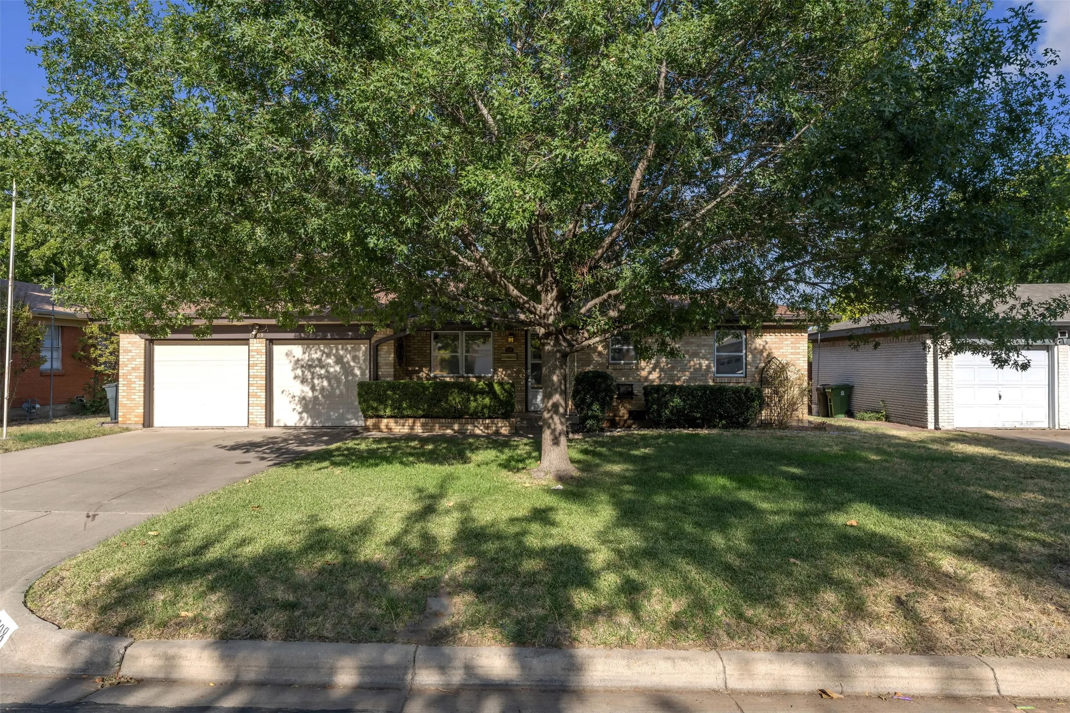 Single Family Residence For Sale in Tarrant County , 1208 Harrison Lane, Hurst, Texas 76053, 3 Bedroom, 2 Bathroom, 2 Garage spaces, 1,523 Sqft, built in 1957, mls#21359078, Real Estate Agent in Hurst, Homes For Sale in Tarrant county, Homes For Sale in Hurst, Realtor in Hurst Texas, Real Estate Brokerage Independent Realty Texas, Luminita Cordes Realtor