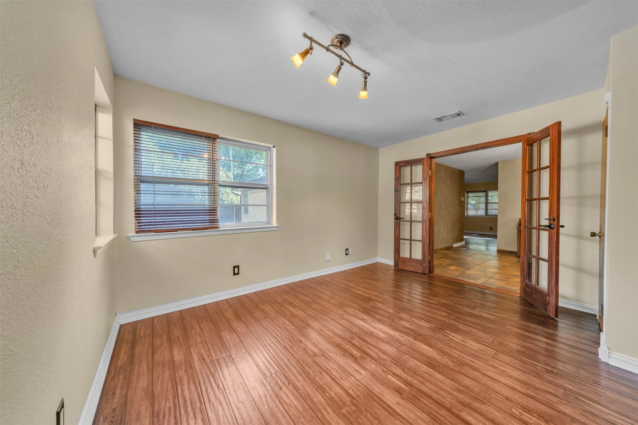Single Family Residence For Sale in Tarrant County , 1208 Harrison Lane, Hurst, Texas 76053, 3 Bedroom, 2 Bathroom, 2 Garage spaces, 1,523 Sqft, built in 1957, mls#21359078, Real Estate Agent in Hurst, Homes For Sale in Tarrant county, Homes For Sale in Hurst, Realtor in Hurst Texas, Real Estate Brokerage Independent Realty Texas, Luminita Cordes Realtor