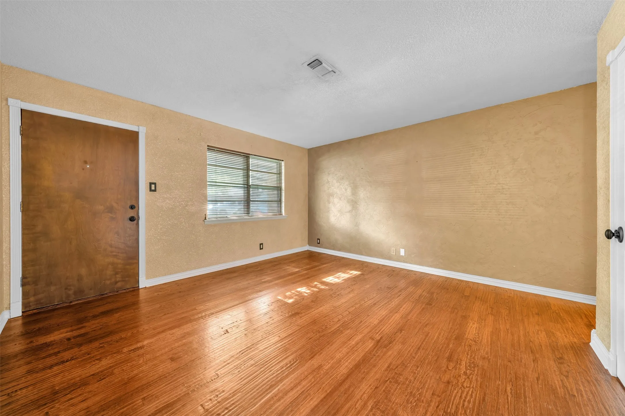 Single Family Residence For Sale in Tarrant County , 1208 Harrison Lane, Hurst, Texas 76053, 3 Bedroom, 2 Bathroom, 2 Garage spaces, 1,523 Sqft, built in 1957, mls#21359078, Real Estate Agent in Hurst, Homes For Sale in Tarrant county, Homes For Sale in Hurst, Realtor in Hurst Texas, Real Estate Brokerage Independent Realty Texas, Luminita Cordes Realtor