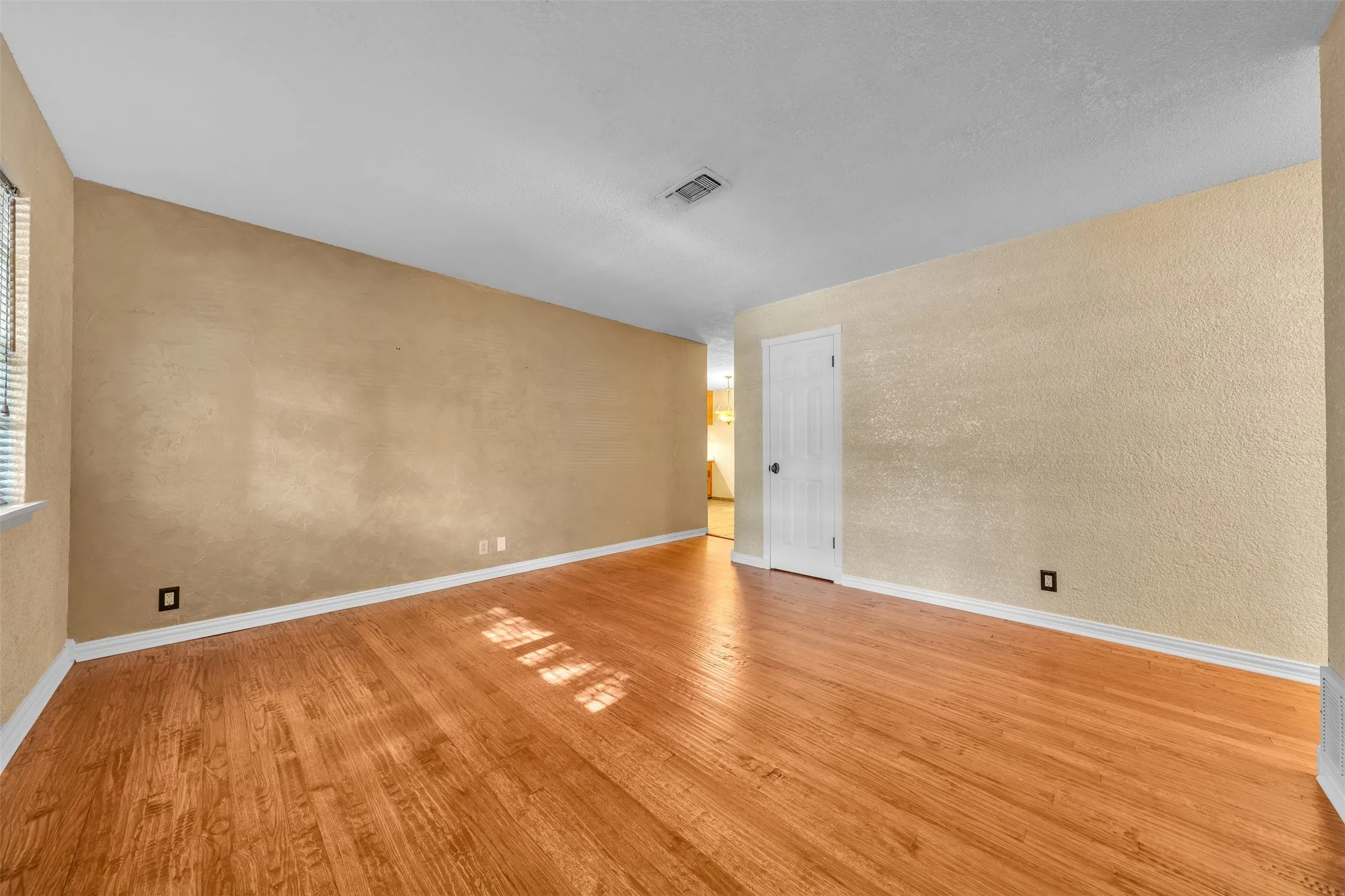 Single Family Residence For Sale in Tarrant County , 1208 Harrison Lane, Hurst, Texas 76053, 3 Bedroom, 2 Bathroom, 2 Garage spaces, 1,523 Sqft, built in 1957, mls#21359078, Real Estate Agent in Hurst, Homes For Sale in Tarrant county, Homes For Sale in Hurst, Realtor in Hurst Texas, Real Estate Brokerage Independent Realty Texas, Luminita Cordes Realtor