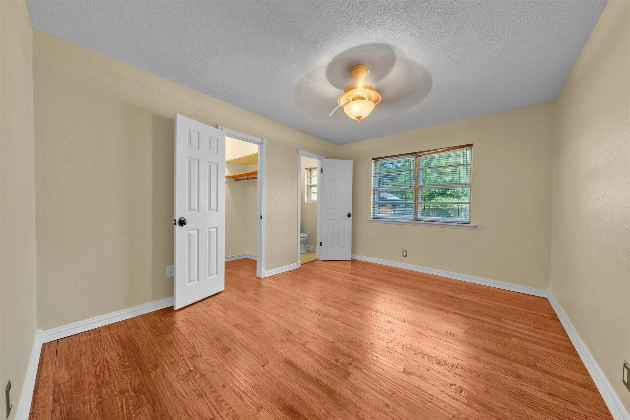 Single Family Residence For Sale in Tarrant County , 1208 Harrison Lane, Hurst, Texas 76053, 3 Bedroom, 2 Bathroom, 2 Garage spaces, 1,523 Sqft, built in 1957, mls#21359078, Real Estate Agent in Hurst, Homes For Sale in Tarrant county, Homes For Sale in Hurst, Realtor in Hurst Texas, Real Estate Brokerage Independent Realty Texas, Luminita Cordes Realtor