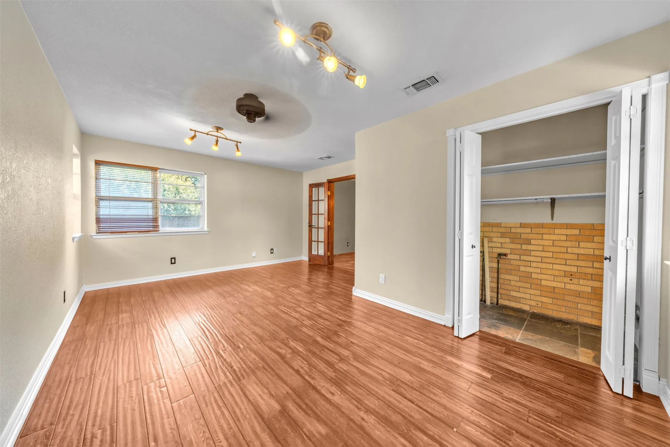 Single Family Residence For Sale in Tarrant County , 1208 Harrison Lane, Hurst, Texas 76053, 3 Bedroom, 2 Bathroom, 2 Garage spaces, 1,523 Sqft, built in 1957, mls#21359078, Real Estate Agent in Hurst, Homes For Sale in Tarrant county, Homes For Sale in Hurst, Realtor in Hurst Texas, Real Estate Brokerage Independent Realty Texas, Luminita Cordes Realtor