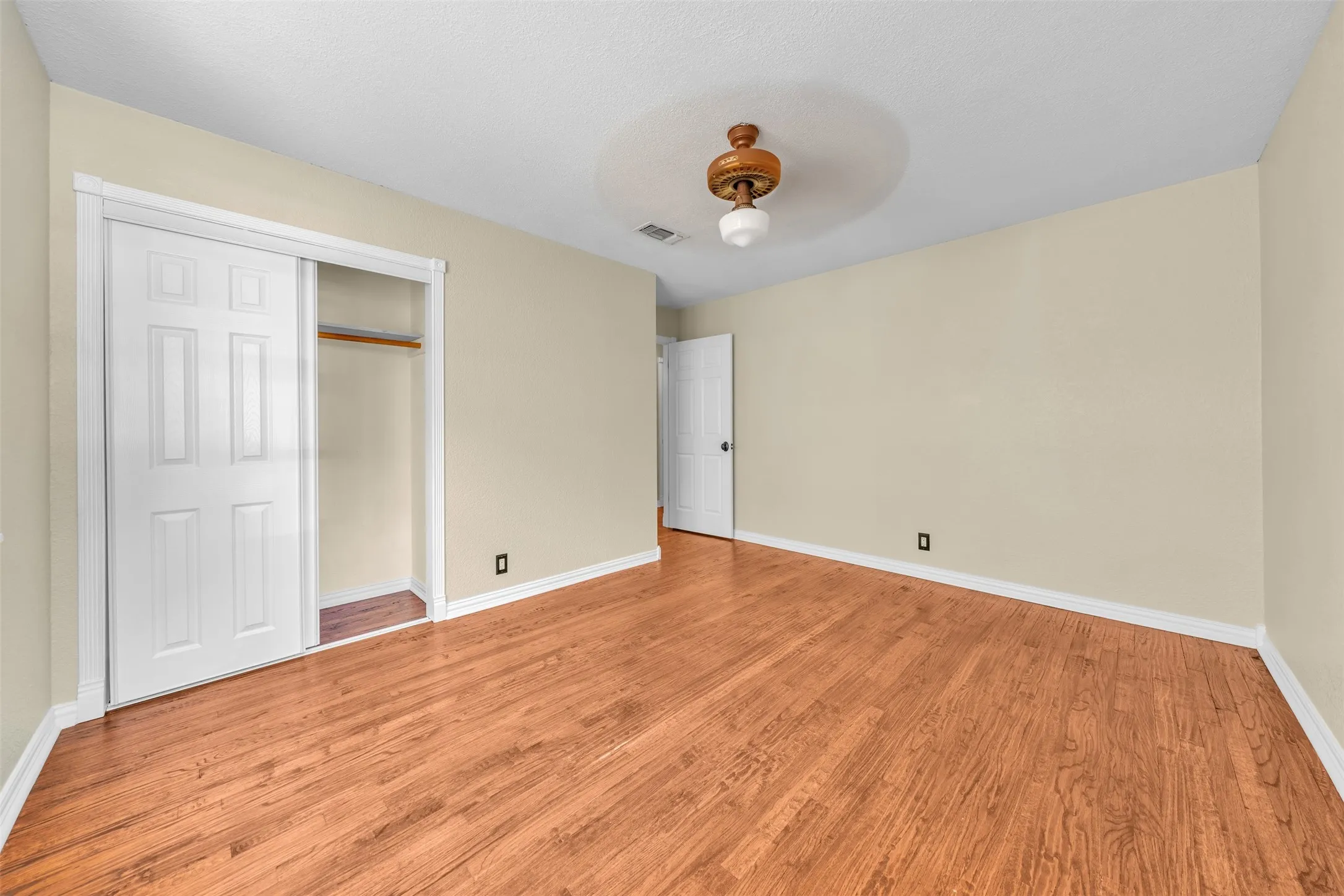 Single Family Residence For Sale in Tarrant County , 1208 Harrison Lane, Hurst, Texas 76053, 3 Bedroom, 2 Bathroom, 2 Garage spaces, 1,523 Sqft, built in 1957, mls#21359078, Real Estate Agent in Hurst, Homes For Sale in Tarrant county, Homes For Sale in Hurst, Realtor in Hurst Texas, Real Estate Brokerage Independent Realty Texas, Luminita Cordes Realtor