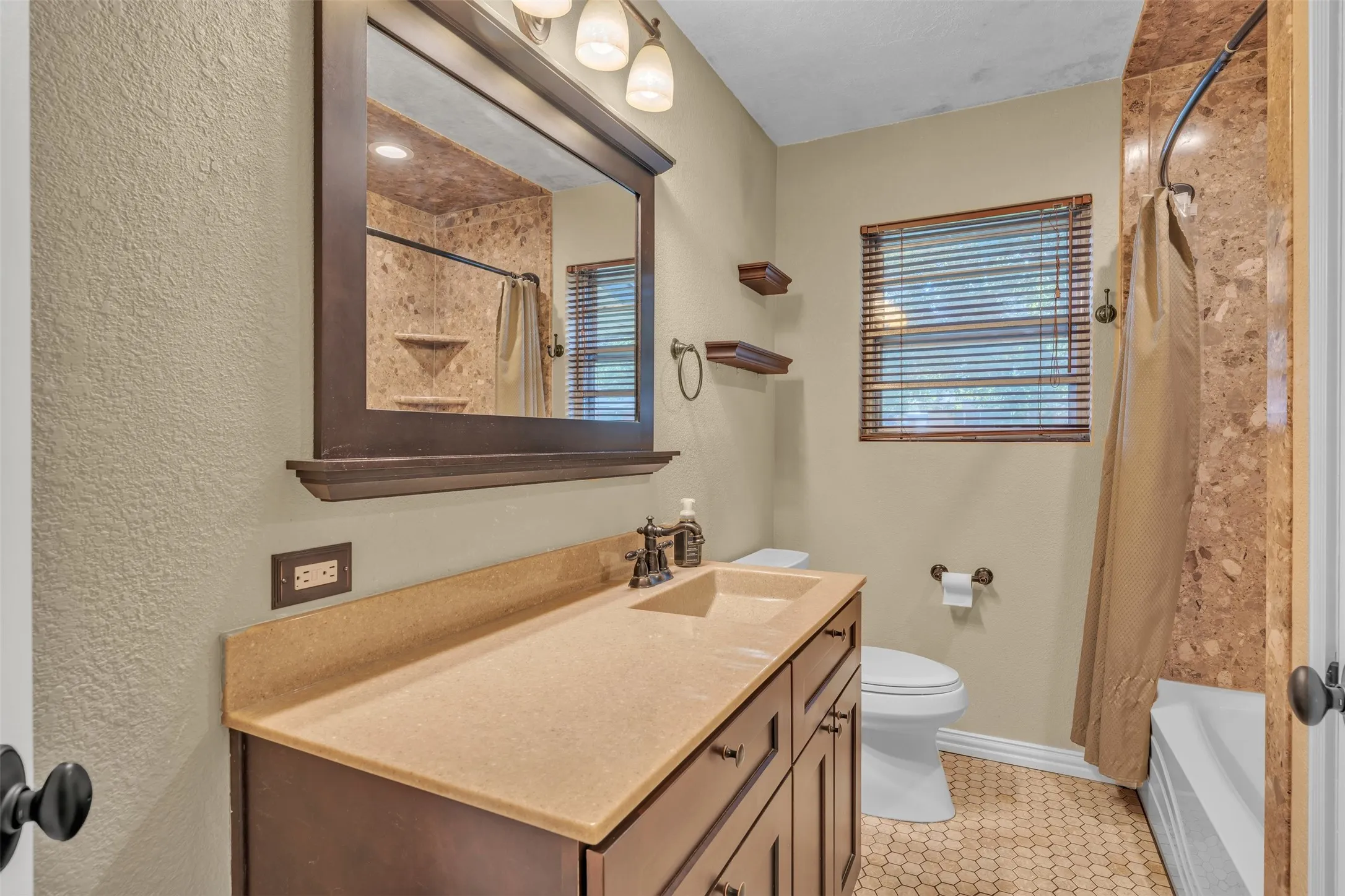 Single Family Residence For Sale in Tarrant County , 1208 Harrison Lane, Hurst, Texas 76053, 3 Bedroom, 2 Bathroom, 2 Garage spaces, 1,523 Sqft, built in 1957, mls#21359078, Real Estate Agent in Hurst, Homes For Sale in Tarrant county, Homes For Sale in Hurst, Realtor in Hurst Texas, Real Estate Brokerage Independent Realty Texas, Luminita Cordes Realtor