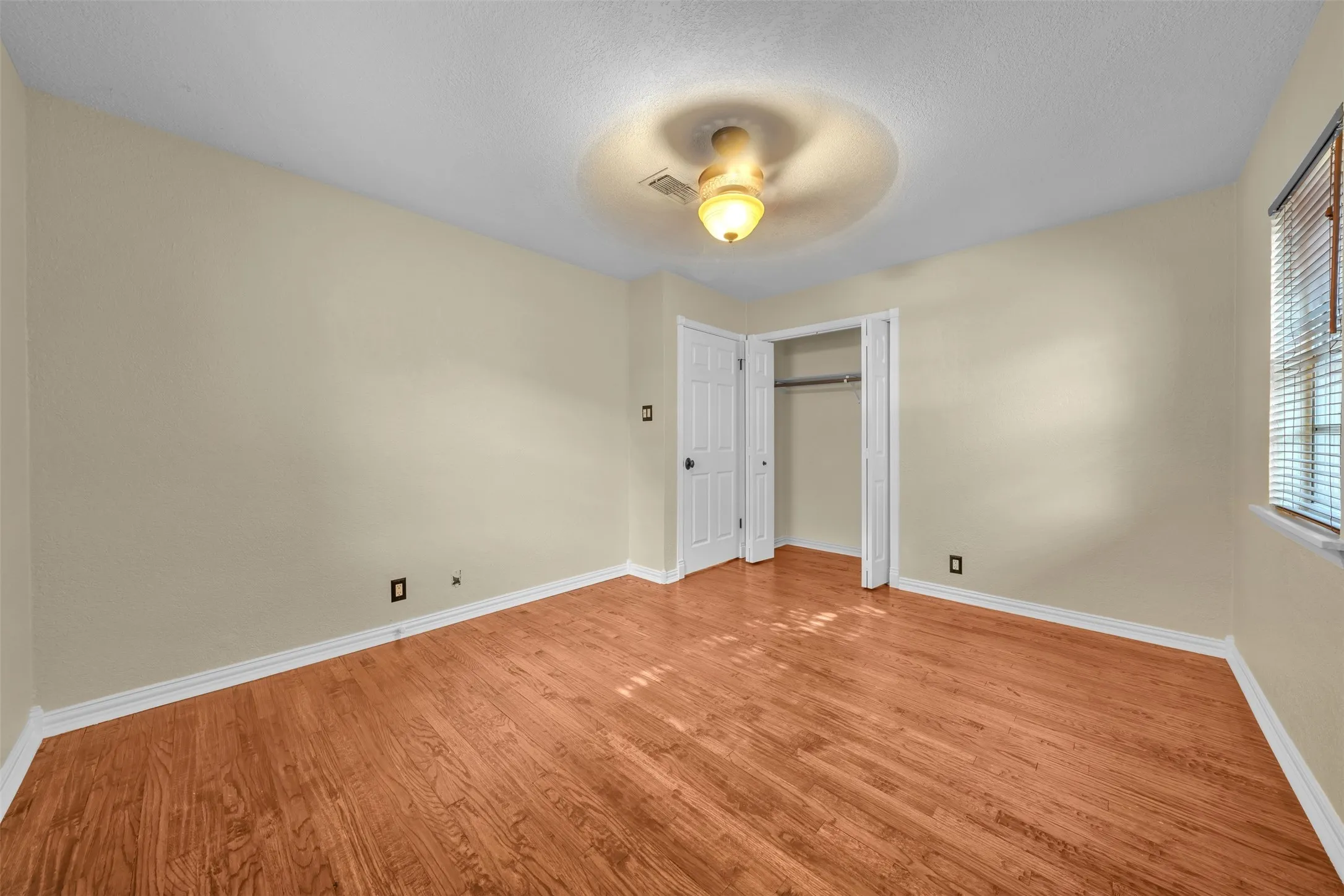 Single Family Residence For Sale in Tarrant County , 1208 Harrison Lane, Hurst, Texas 76053, 3 Bedroom, 2 Bathroom, 2 Garage spaces, 1,523 Sqft, built in 1957, mls#21359078, Real Estate Agent in Hurst, Homes For Sale in Tarrant county, Homes For Sale in Hurst, Realtor in Hurst Texas, Real Estate Brokerage Independent Realty Texas, Luminita Cordes Realtor