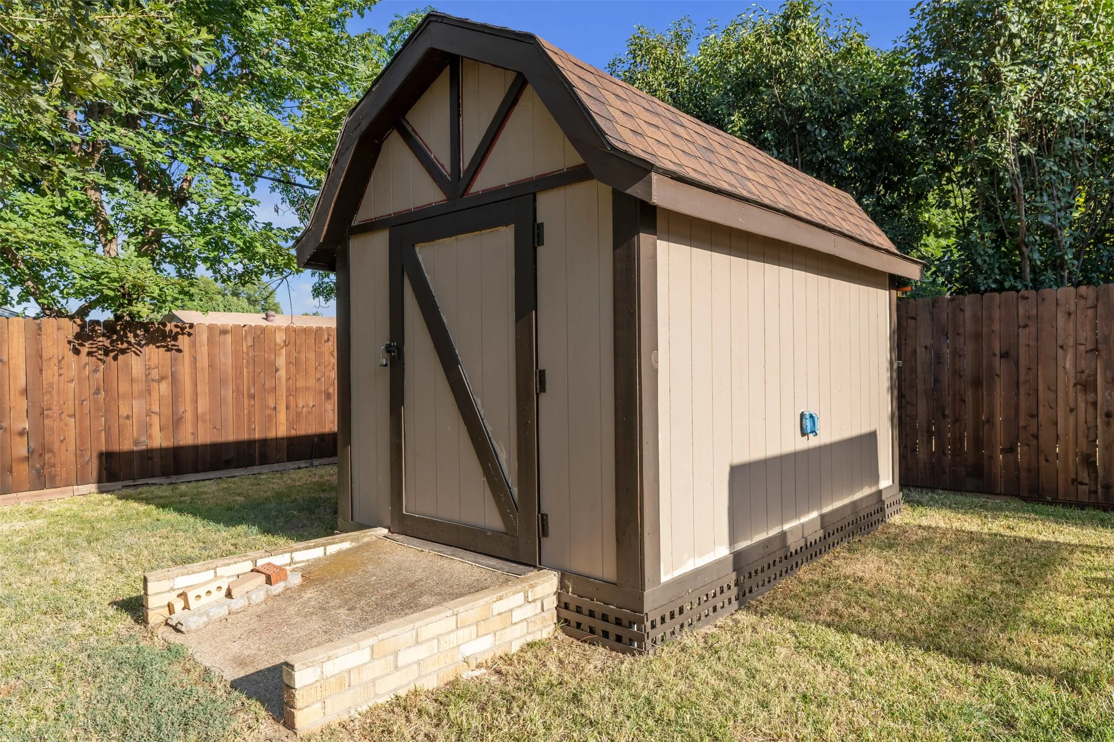 Single Family Residence For Sale in Tarrant County , 1208 Harrison Lane, Hurst, Texas 76053, 3 Bedroom, 2 Bathroom, 2 Garage spaces, 1,523 Sqft, built in 1957, mls#21359078, Real Estate Agent in Hurst, Homes For Sale in Tarrant county, Homes For Sale in Hurst, Realtor in Hurst Texas, Real Estate Brokerage Independent Realty Texas, Luminita Cordes Realtor