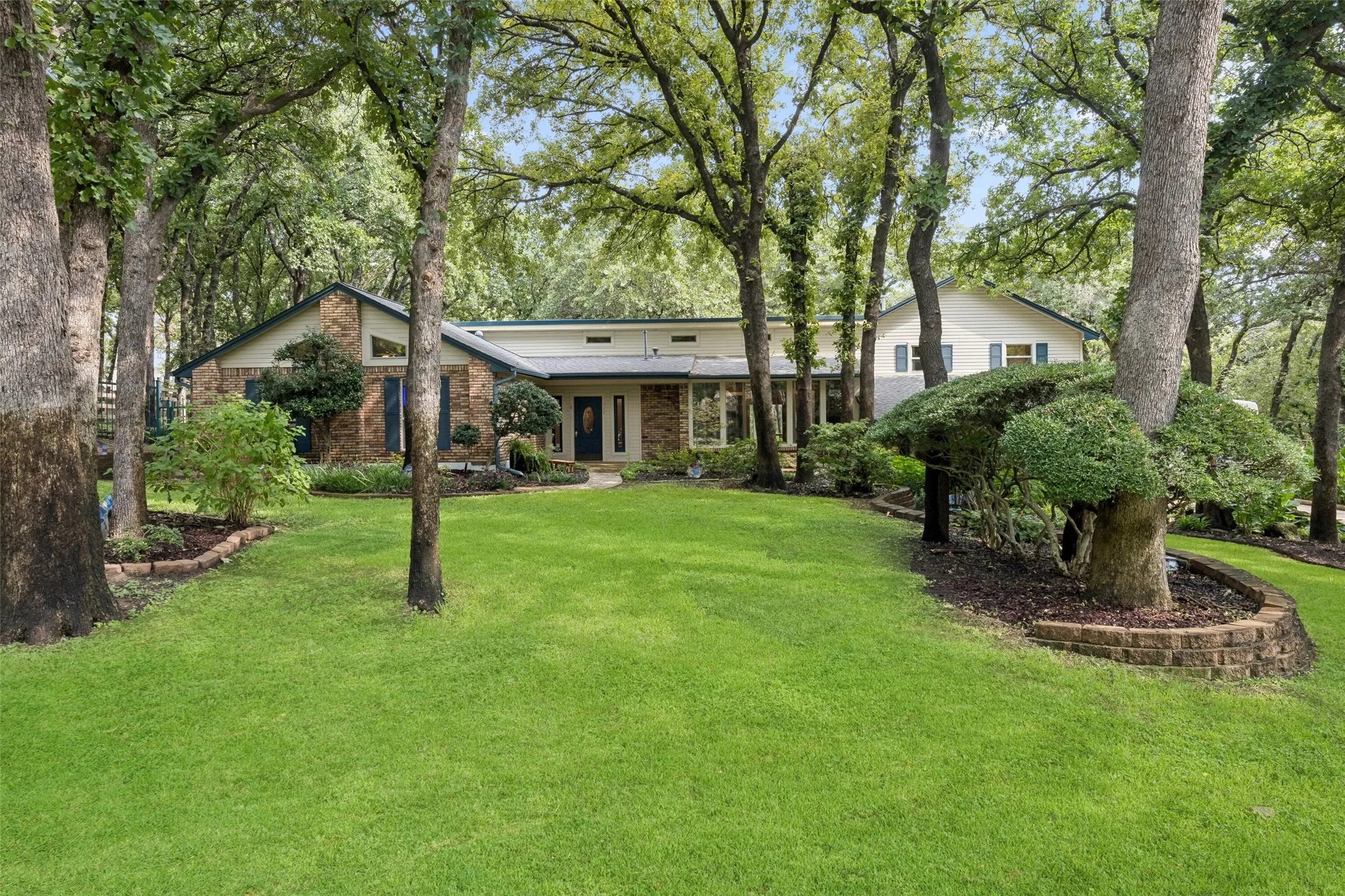 Single Family Residence For Sale in Tarrant County , 1012 Spanish Trail, Keller, Texas 76262, 4 Bedroom, 4 Bathroom, 2 Garage spaces, 3,572 Sqft, built in 1987, mls#21364429, Real Estate Agent in Keller, Homes For Sale in Tarrant county, Homes For Sale in Keller, Realtor in Keller Texas, Real Estate Brokerage Independent Realty Texas, Luminita Cordes Realtor