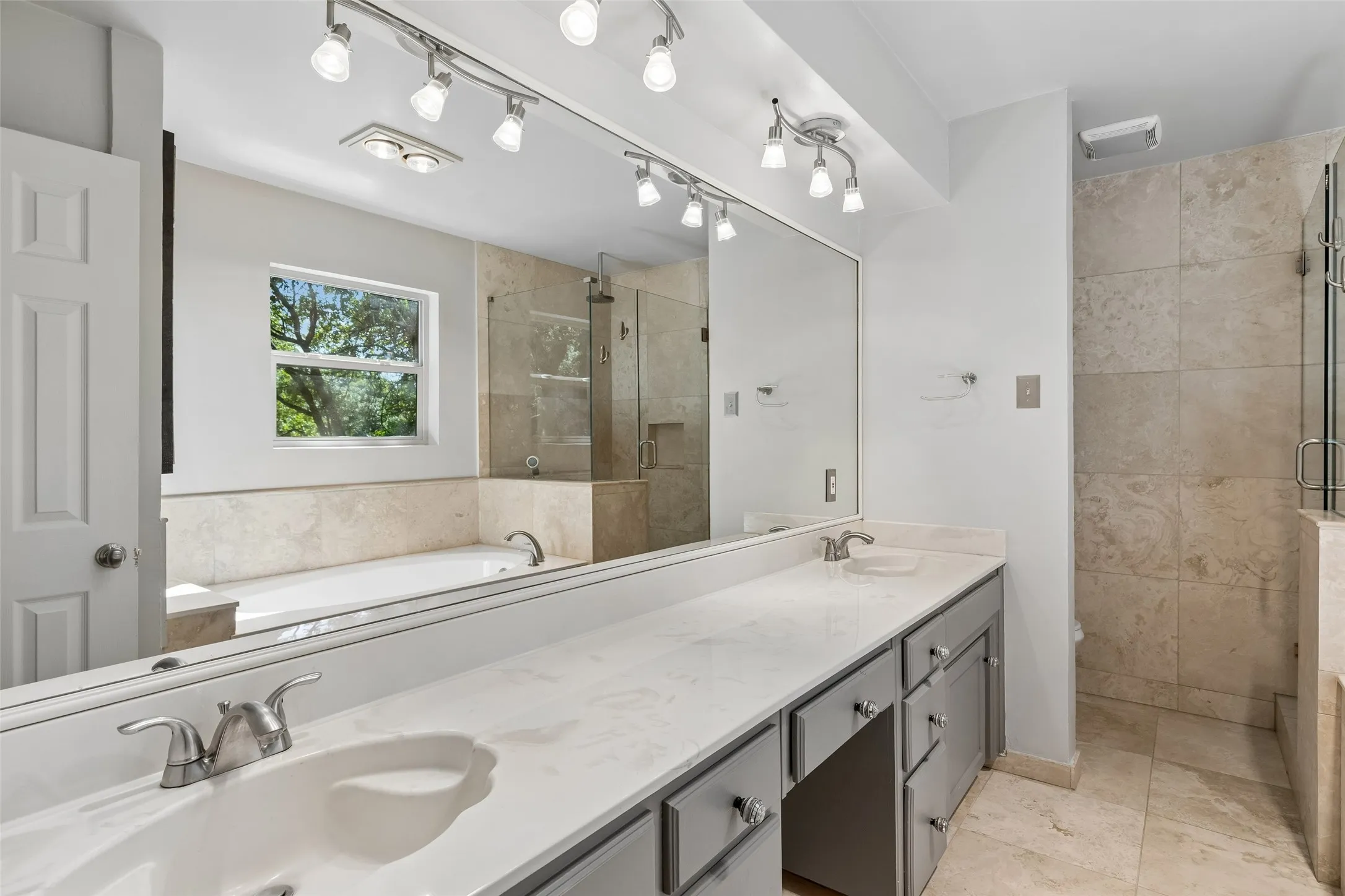 Full Bathroom - Top Level.