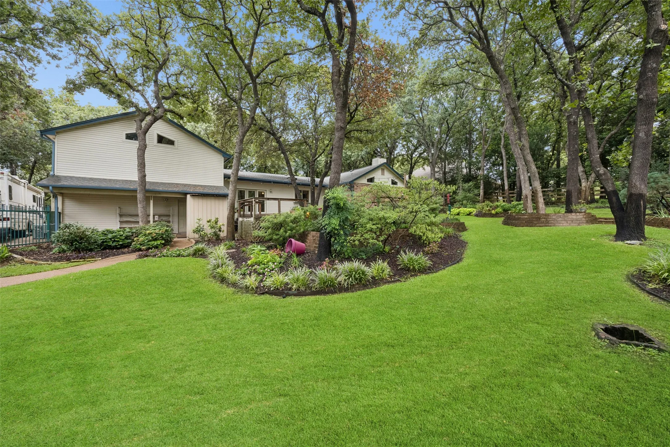 Single Family Residence For Sale in Tarrant County , 1012 Spanish Trail, Keller, Texas 76262, 4 Bedroom, 4 Bathroom, 2 Garage spaces, 3,572 Sqft, built in 1987, mls#21364429, Real Estate Agent in Keller, Homes For Sale in Tarrant county, Homes For Sale in Keller, Realtor in Keller Texas, Real Estate Brokerage Independent Realty Texas, Luminita Cordes Realtor