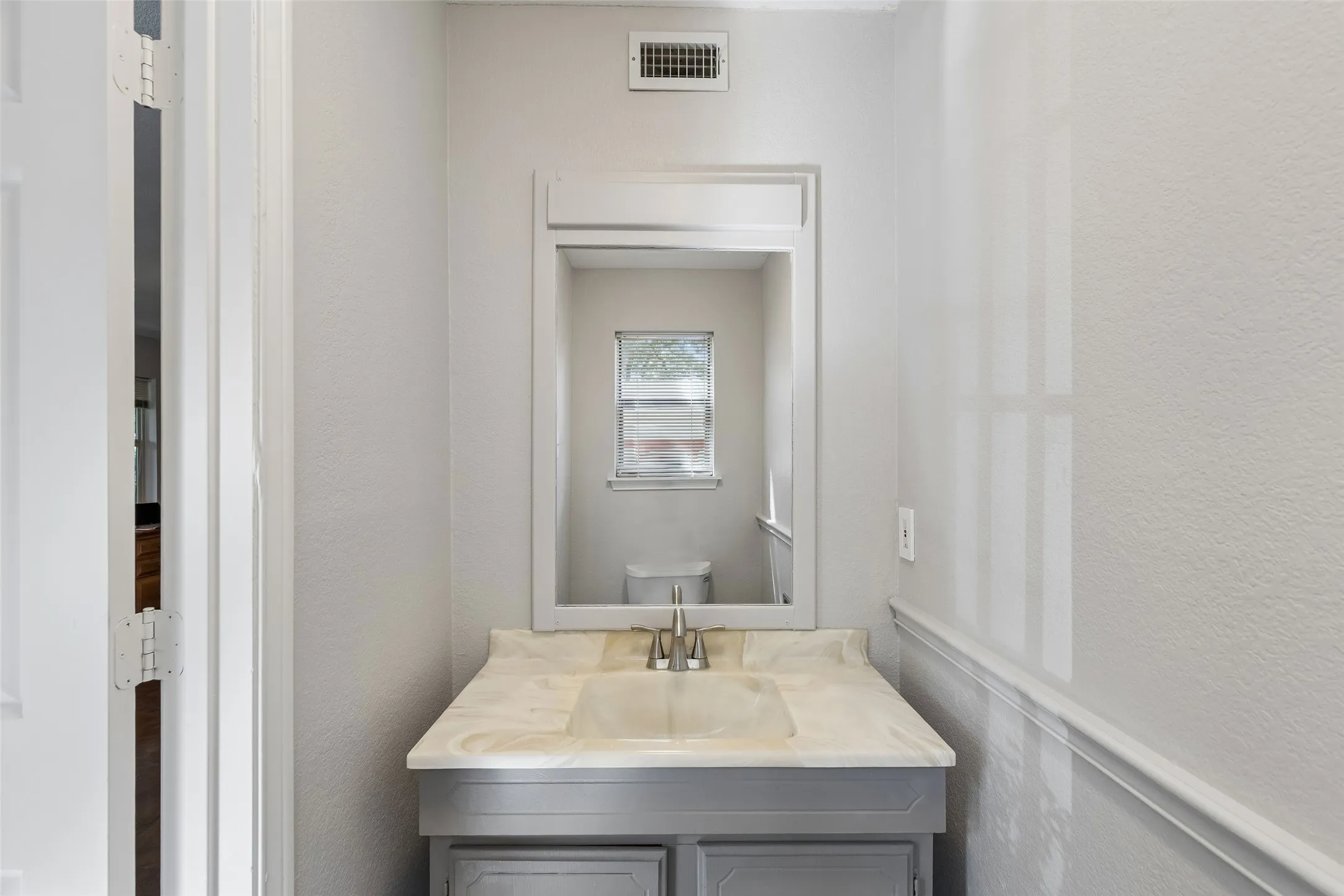 Digitally Staged. Office/Flex/Bedroom - Lower Level with Ensuite Half Bathroom. Can be used as a bedroom.