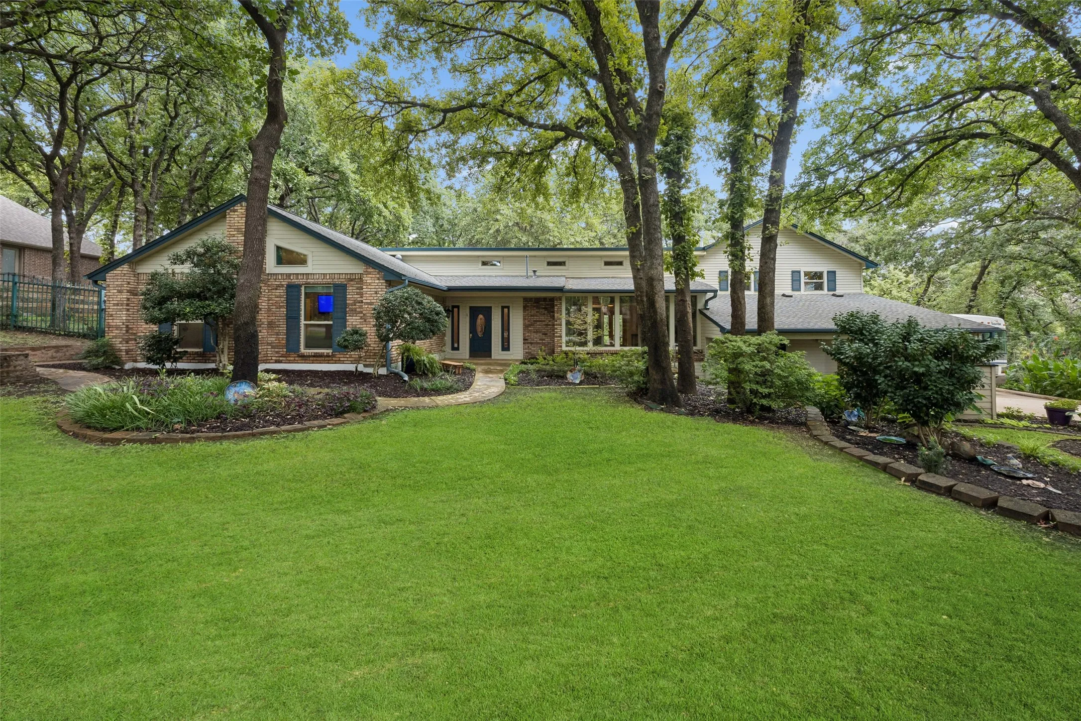 Single Family Residence For Sale in Tarrant County , 1012 Spanish Trail, Keller, Texas 76262, 4 Bedroom, 4 Bathroom, 2 Garage spaces, 3,572 Sqft, built in 1987, mls#21364429, Real Estate Agent in Keller, Homes For Sale in Tarrant county, Homes For Sale in Keller, Realtor in Keller Texas, Real Estate Brokerage Independent Realty Texas, Luminita Cordes Realtor