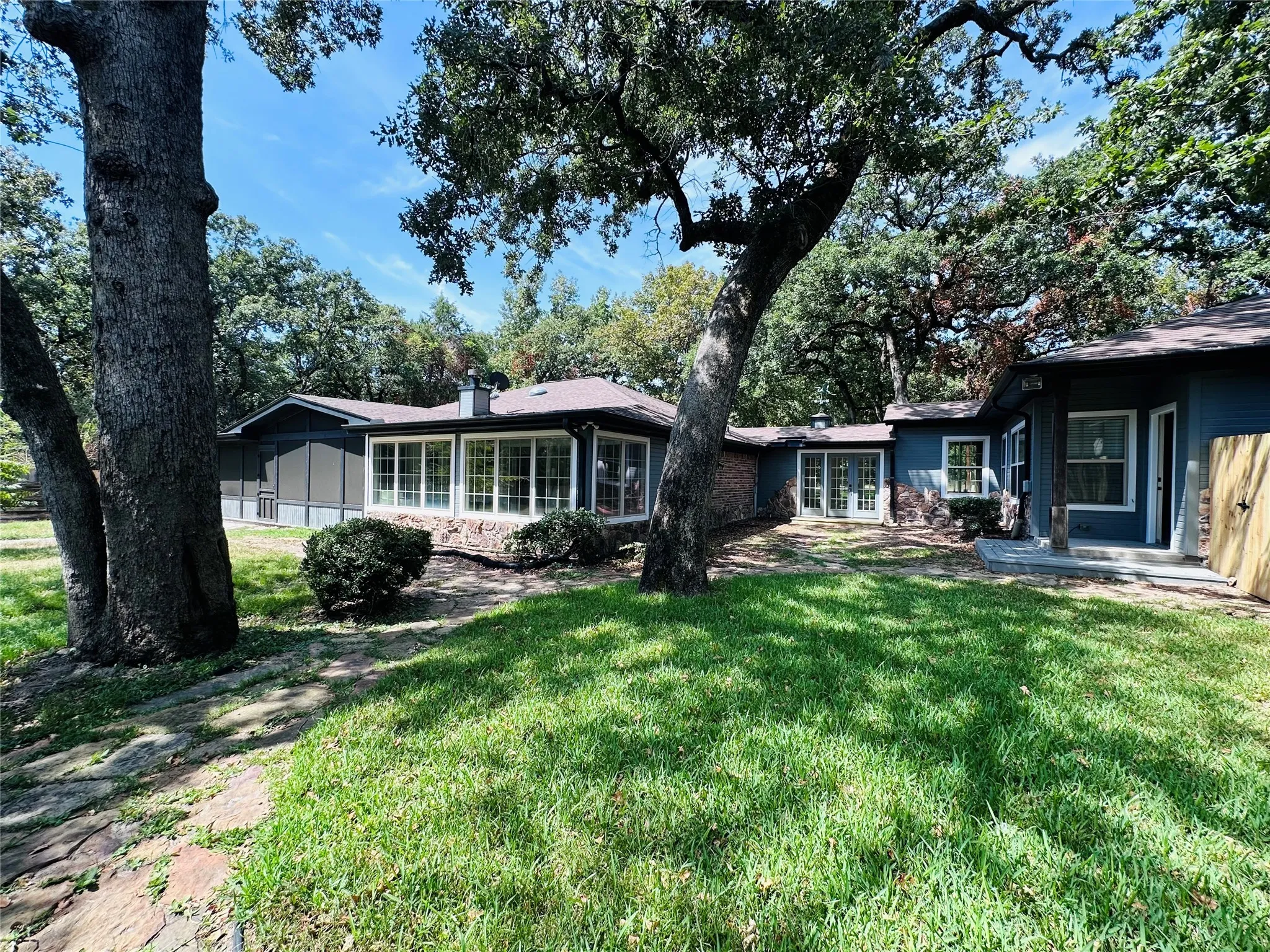 Single Family Residence For Sale in Henderson County , 4179 Pedernales E, Athens, Texas 75752, 4 Bedroom, 3 Bathroom, 3 Garage spaces, 2,984 Sqft, built in 1989, Price $599,500, mls#21365356, Real Estate Agent in Athens, Homes For Sale in Henderson county, Homes For Sale in Athens, Realtor in Athens Texas, Real Estate Brokerage Independent Realty Texas, Luminita Cordes Realtor