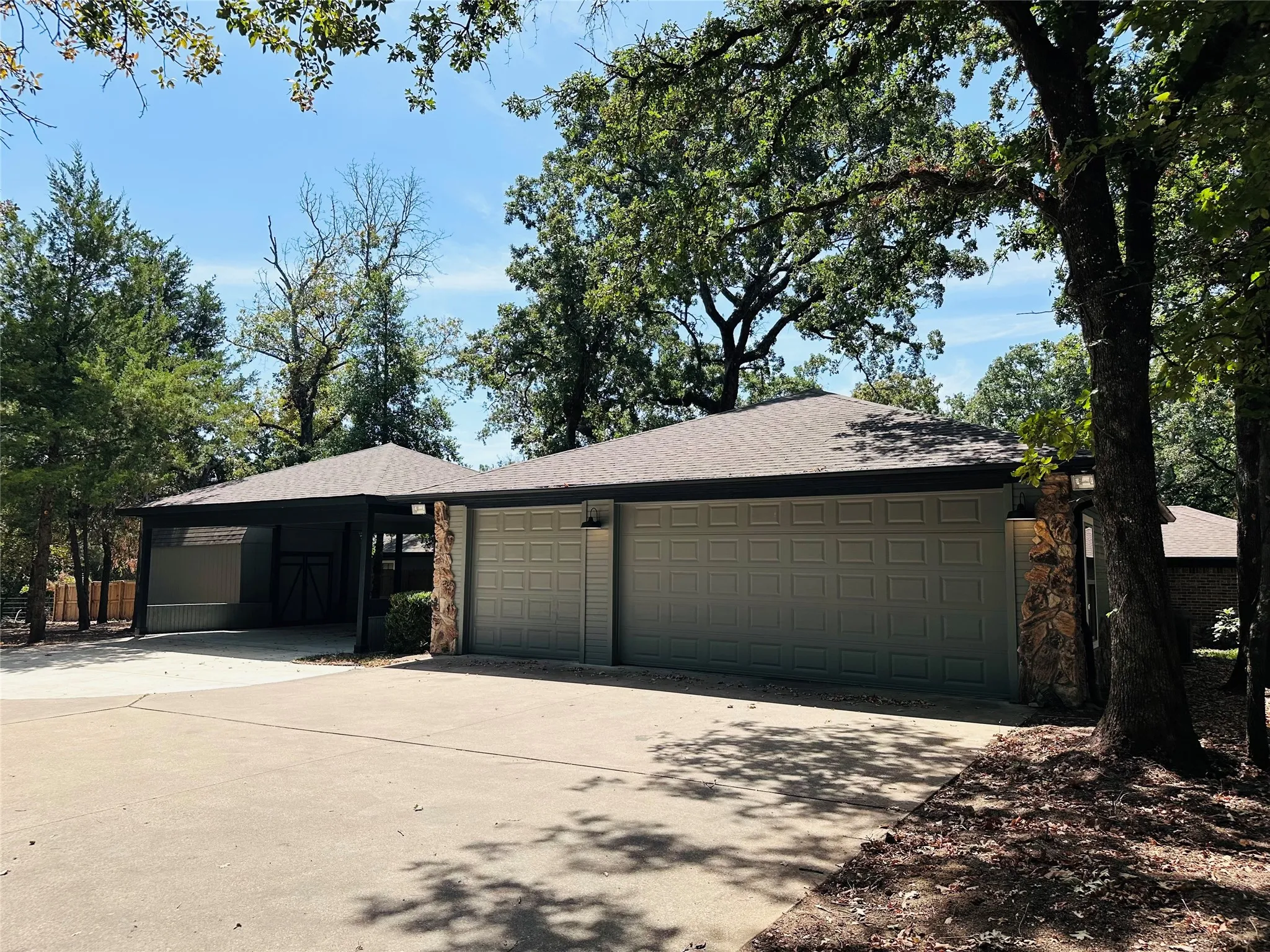 Single Family Residence For Sale in Henderson County , 4179 Pedernales E, Athens, Texas 75752, 4 Bedroom, 3 Bathroom, 3 Garage spaces, 2,984 Sqft, built in 1989, Price $599,500, mls#21365356, Real Estate Agent in Athens, Homes For Sale in Henderson county, Homes For Sale in Athens, Realtor in Athens Texas, Real Estate Brokerage Independent Realty Texas, Luminita Cordes Realtor