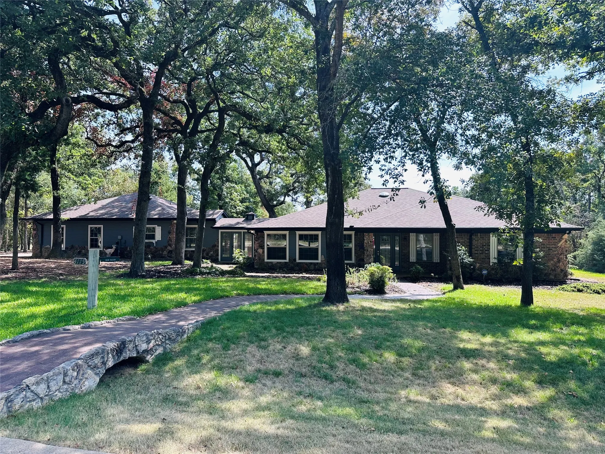 Single Family Residence For Sale in Henderson County , 4179 Pedernales E, Athens, Texas 75752, 4 Bedroom, 3 Bathroom, 3 Garage spaces, 2,984 Sqft, built in 1989, Price $599,500, mls#21365356, Real Estate Agent in Athens, Homes For Sale in Henderson county, Homes For Sale in Athens, Realtor in Athens Texas, Real Estate Brokerage Independent Realty Texas, Luminita Cordes Realtor