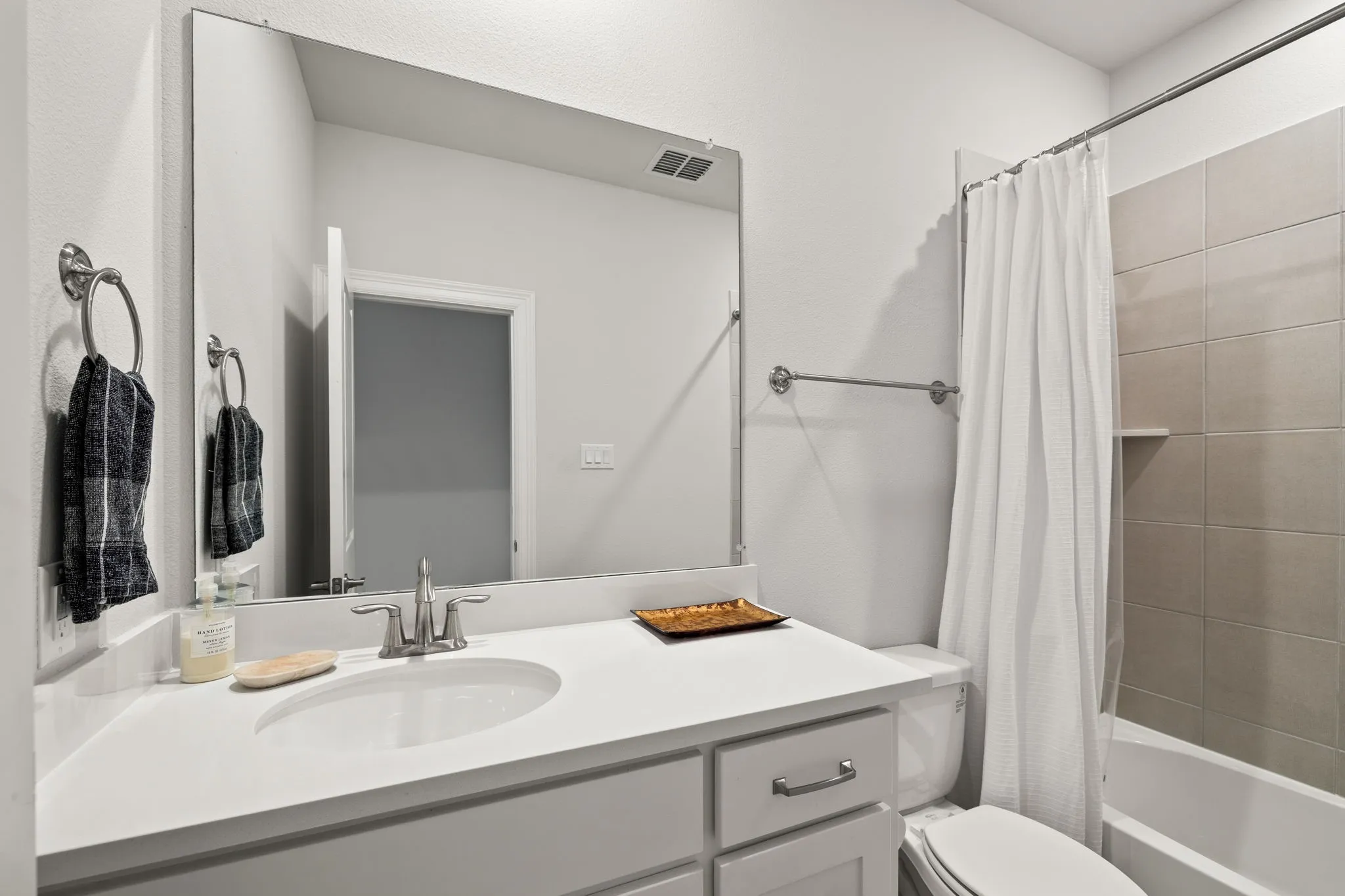 Single Family Residence For Sale in Denton County , 6698 Plumley Road, Frisco, Texas 75034, 4 Bedroom, 5 Bathroom, 3 Garage spaces, 3,643 Sqft, built in 2022, mls#21365425, Real Estate Agent in Frisco, Homes For Sale in Denton county, Homes For Sale in Frisco, Realtor in Frisco Texas, Real Estate Brokerage Independent Realty Texas, Luminita Cordes Realtor