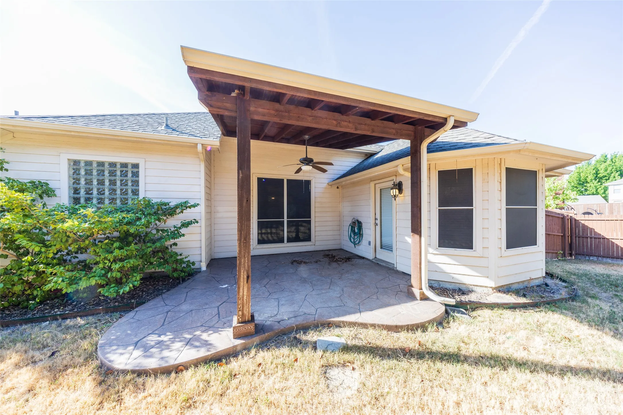 Single Family Residence For Rent in Collin County , 8100 Raven Court, Mc Kinney, Texas 75071, 3 Bedroom, 2 Bathroom, 2 Garage spaces, 1,716 Sqft, built in 2005, mls#21365046, Real Estate Agent in Mc Kinney, Homes For Rent in Collin county, Homes For Rent in Mc Kinney, Realtor in Mc Kinney Texas, Real Estate Brokerage Independent Realty Texas, Luminita Cordes Realtor
