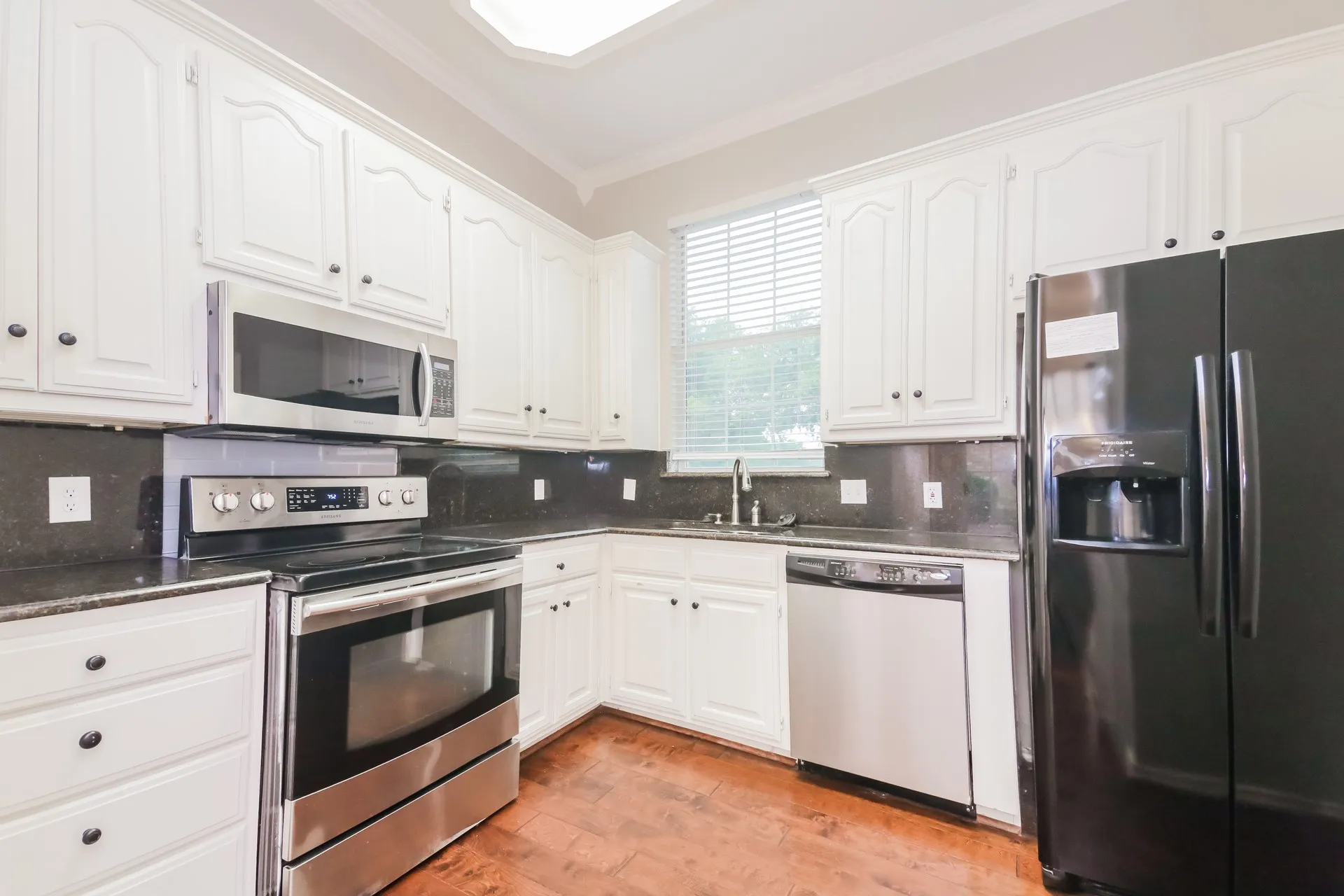 Single Family Residence For Rent in Rockwall County , 3152 Bourbon Street, Rockwall, Texas 75032, 3 Bedroom, 3 Bathroom, 2 Garage spaces, 2,040 Sqft, built in 1990, mls#21365435, Real Estate Agent in Rockwall, Homes For Rent in Rockwall county, Homes For Rent in Rockwall, Realtor in Rockwall Texas, Real Estate Brokerage Independent Realty Texas, Luminita Cordes Realtor