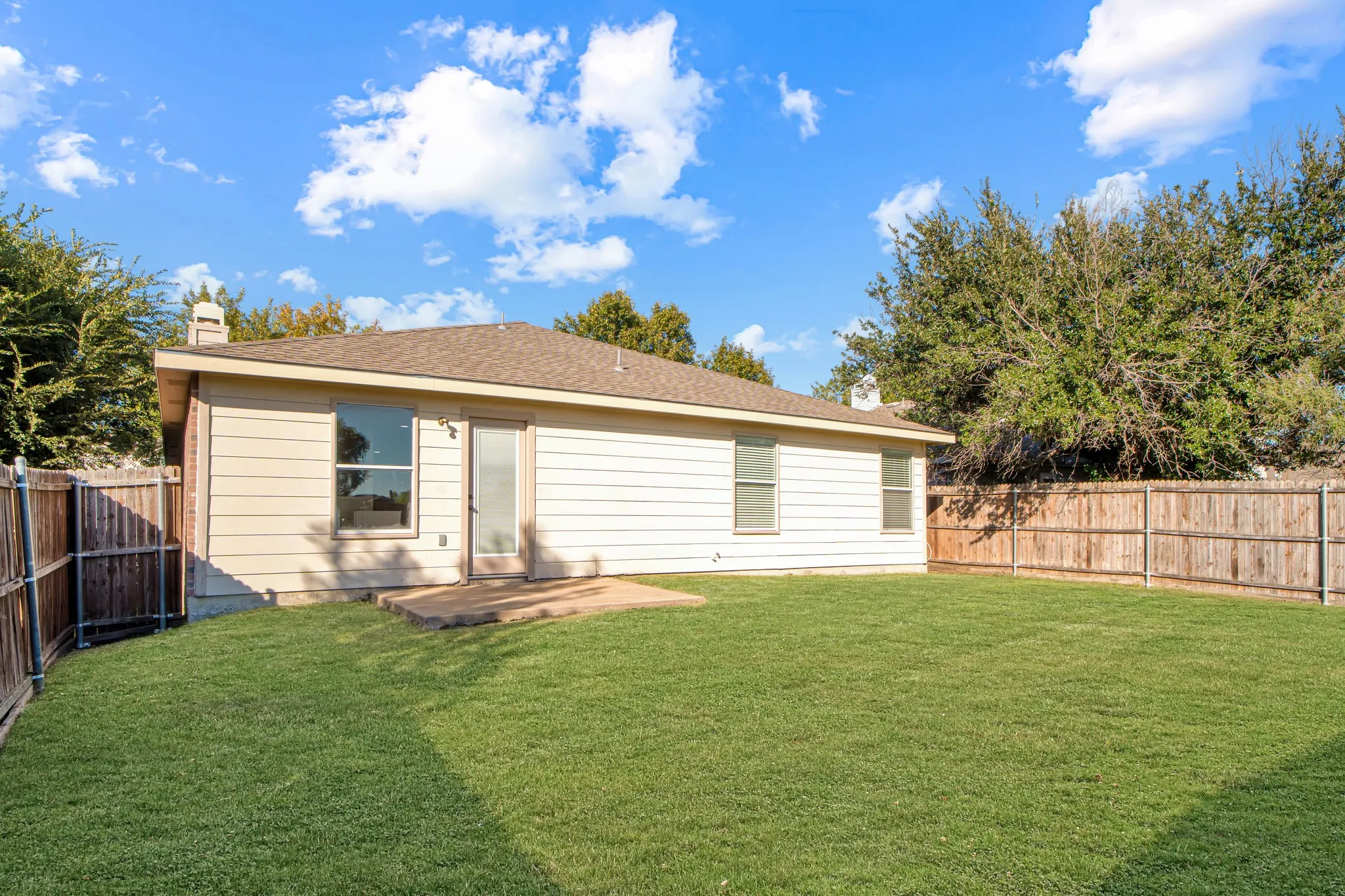 Single Family Residence For Sale in Denton County , 2260 White Oak Drive, Little Elm, Texas 75068, 3 Bedroom, 2 Bathroom, 2 Garage spaces, 1,868 Sqft, built in 2002, Price $355,000, mls#21355869, Real Estate Agent in Little Elm, Homes For Sale in Denton county, Homes For Sale in Little Elm, Realtor in Little Elm Texas, Real Estate Brokerage Independent Realty Texas, Luminita Cordes Realtor