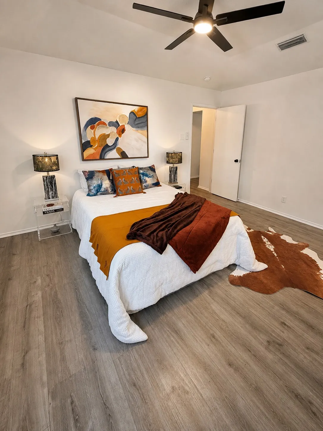 Wood-finish flooring with a ceiling fan