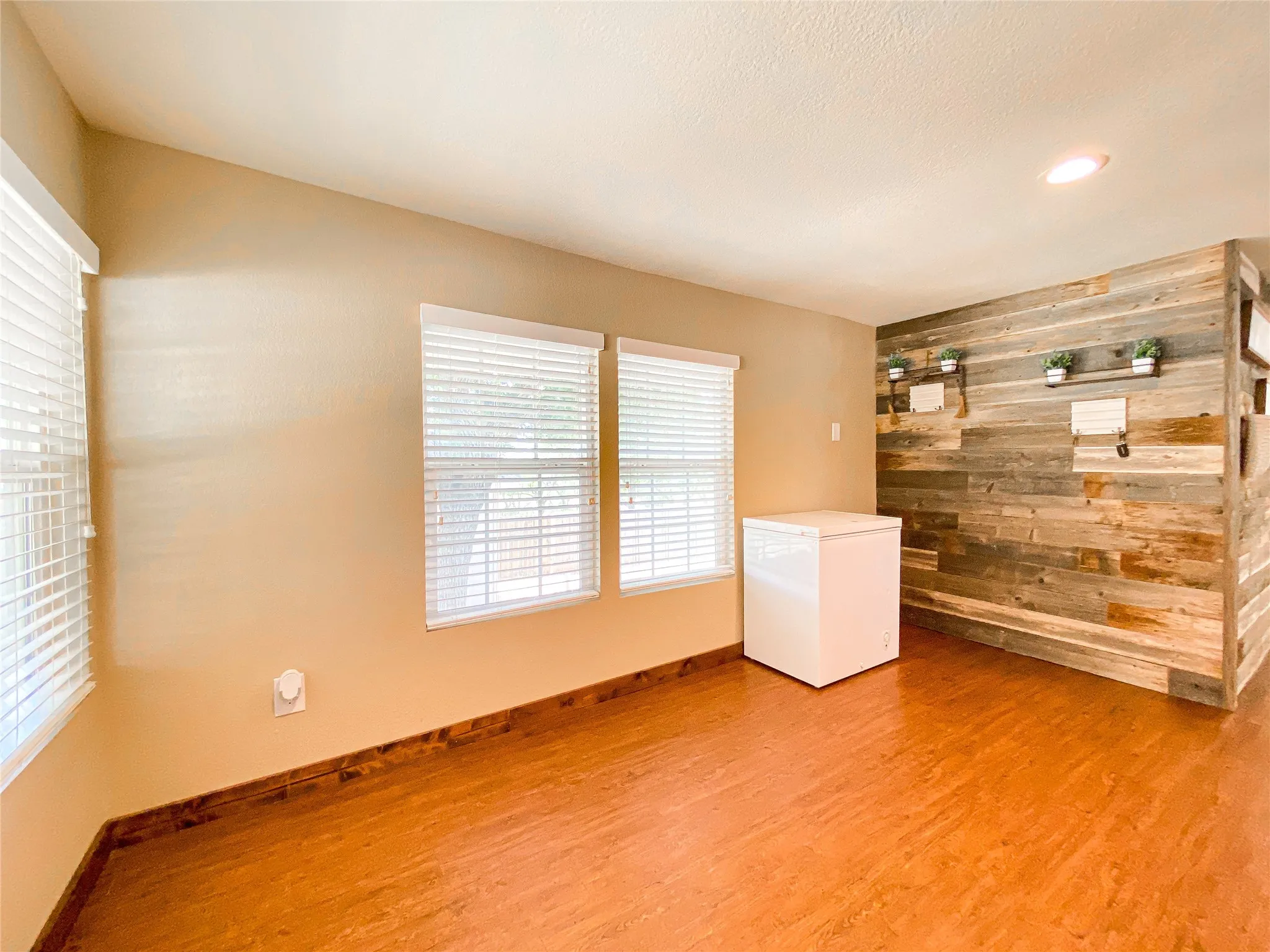 Single Family Residence For Sale in Callahan County , 2105 Fm 18, Clyde, Texas 79510, 2 Bedroom, 2 Bathroom, Garage spaces, 1,609 Sqft, built in 1945, mls#21365344, Real Estate Agent in Clyde, Homes For Sale in Callahan county, Homes For Sale in Clyde, Realtor in Clyde Texas, Real Estate Brokerage Independent Realty Texas, Luminita Cordes Realtor