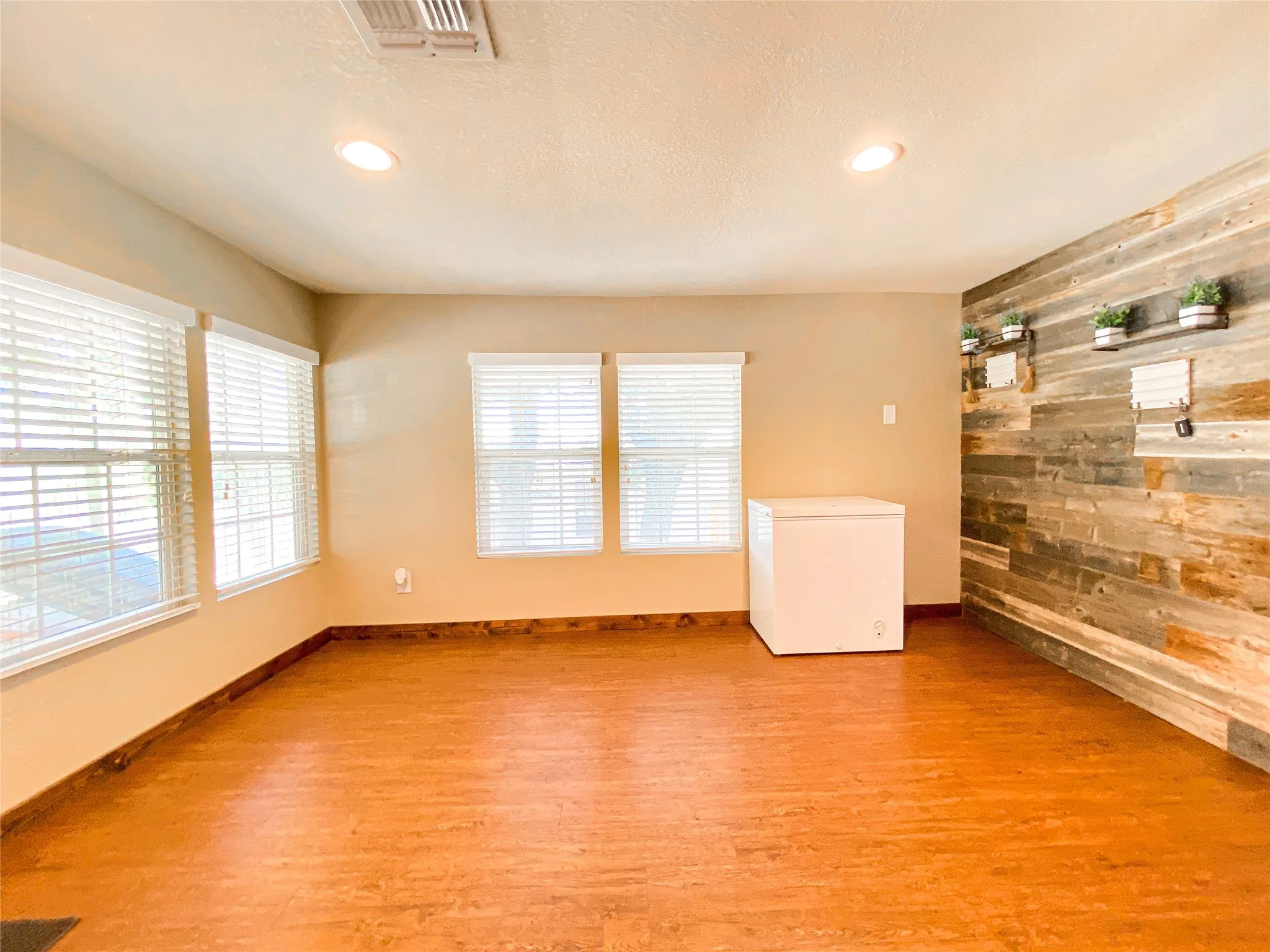 Single Family Residence For Sale in Callahan County , 2105 Fm 18, Clyde, Texas 79510, 2 Bedroom, 2 Bathroom, Garage spaces, 1,609 Sqft, built in 1945, mls#21365344, Real Estate Agent in Clyde, Homes For Sale in Callahan county, Homes For Sale in Clyde, Realtor in Clyde Texas, Real Estate Brokerage Independent Realty Texas, Luminita Cordes Realtor