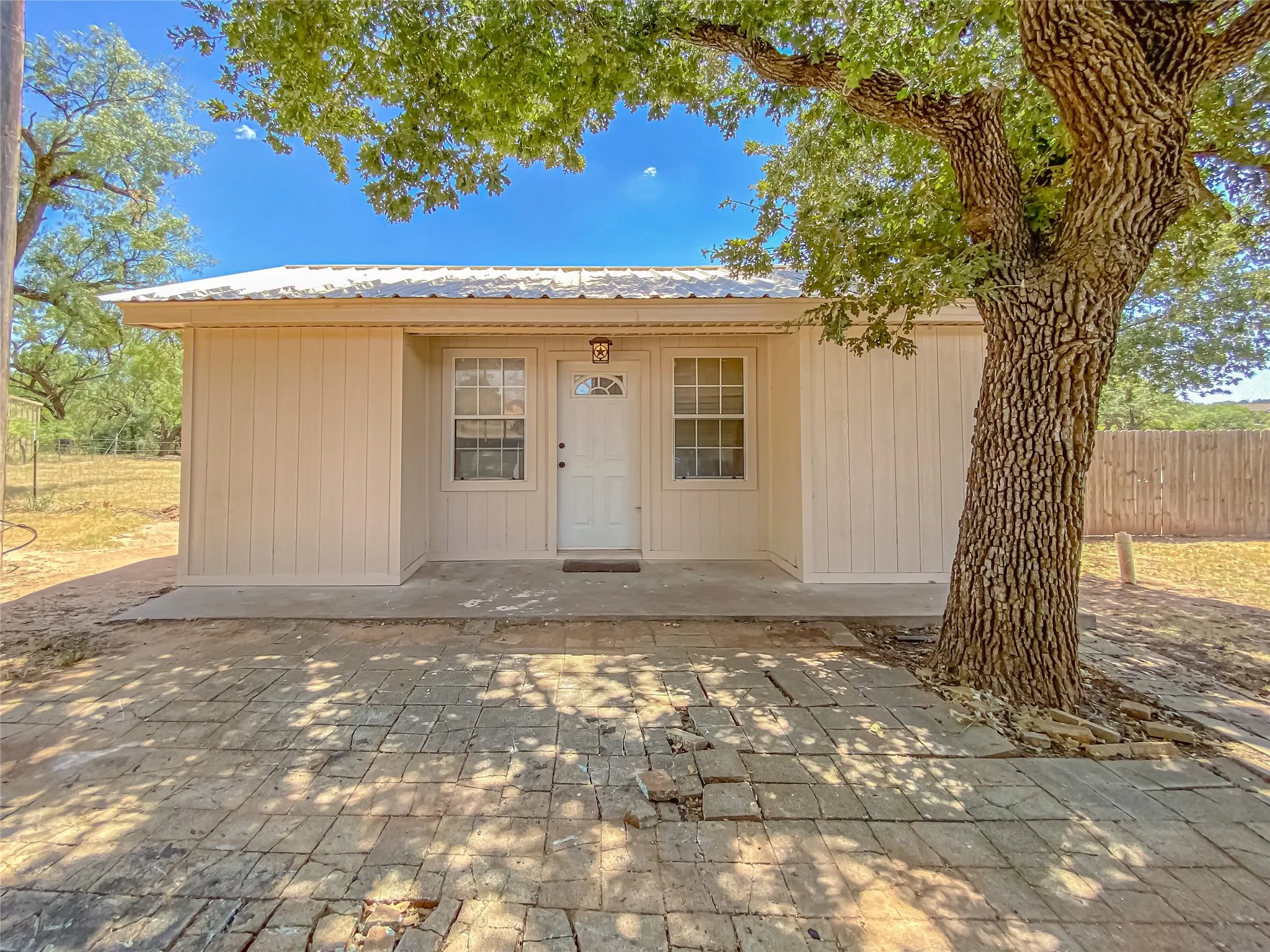 Single Family Residence For Sale in Callahan County , 2105 Fm 18, Clyde, Texas 79510, 2 Bedroom, 2 Bathroom, Garage spaces, 1,609 Sqft, built in 1945, mls#21365344, Real Estate Agent in Clyde, Homes For Sale in Callahan county, Homes For Sale in Clyde, Realtor in Clyde Texas, Real Estate Brokerage Independent Realty Texas, Luminita Cordes Realtor