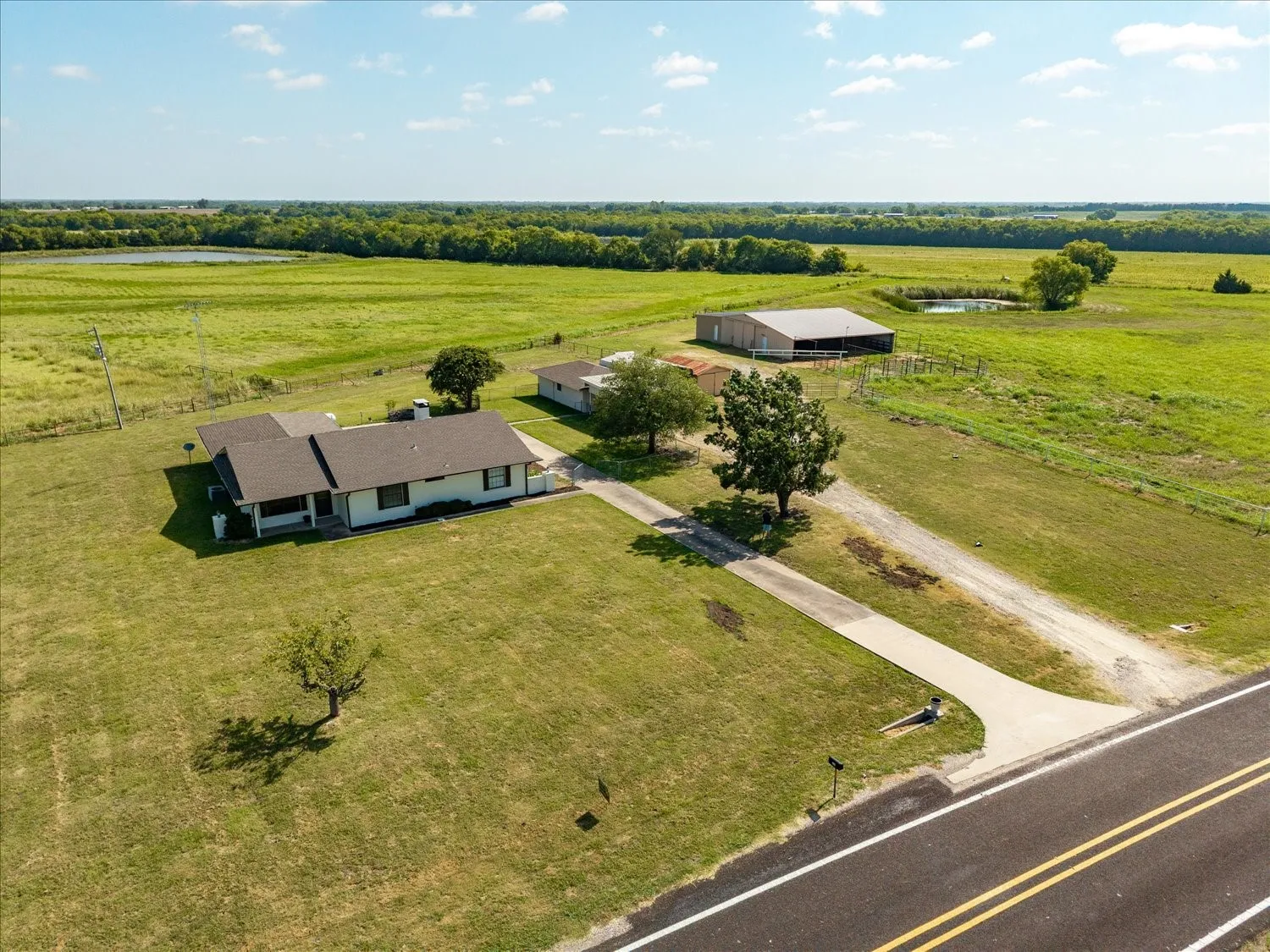 Single Family Residence For Sale in Hunt County , 368 Fm 1566 E, Greenville, Texas 75401, 3 Bedroom, 2 Bathroom, 2 Garage spaces, 1,771 Sqft, built in 1980, Price $425,000, mls#21365424, Real Estate Agent in Greenville, Homes For Sale in Hunt county, Homes For Sale in Greenville, Realtor in Greenville Texas, Real Estate Brokerage Independent Realty Texas, Luminita Cordes Realtor