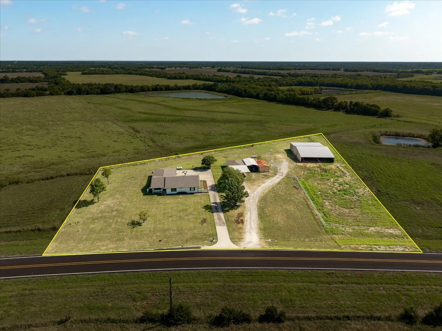 Single Family Residence For Sale in Hunt County , 368 Fm 1566 E, Greenville, Texas 75401, 3 Bedroom, 2 Bathroom, 2 Garage spaces, 1,771 Sqft, built in 1980, Price $425,000, mls#21365424, Real Estate Agent in Greenville, Homes For Sale in Hunt county, Homes For Sale in Greenville, Realtor in Greenville Texas, Real Estate Brokerage Independent Realty Texas, Luminita Cordes Realtor