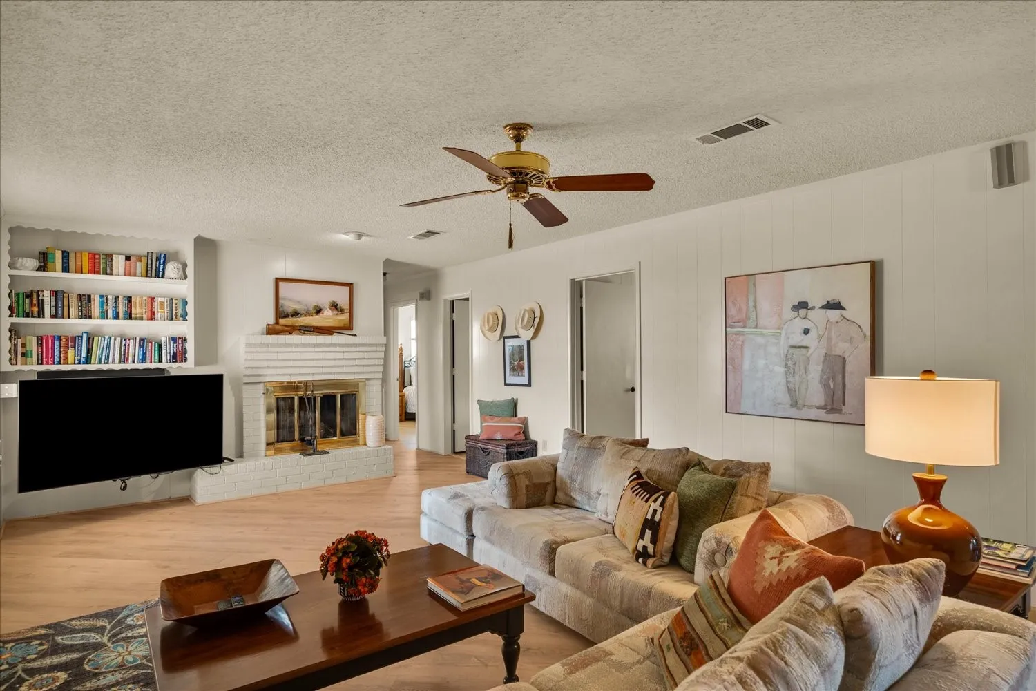 Single Family Residence For Sale in Hunt County , 368 Fm 1566 E, Greenville, Texas 75401, 3 Bedroom, 2 Bathroom, 2 Garage spaces, 1,771 Sqft, built in 1980, Price $425,000, mls#21365424, Real Estate Agent in Greenville, Homes For Sale in Hunt county, Homes For Sale in Greenville, Realtor in Greenville Texas, Real Estate Brokerage Independent Realty Texas, Luminita Cordes Realtor