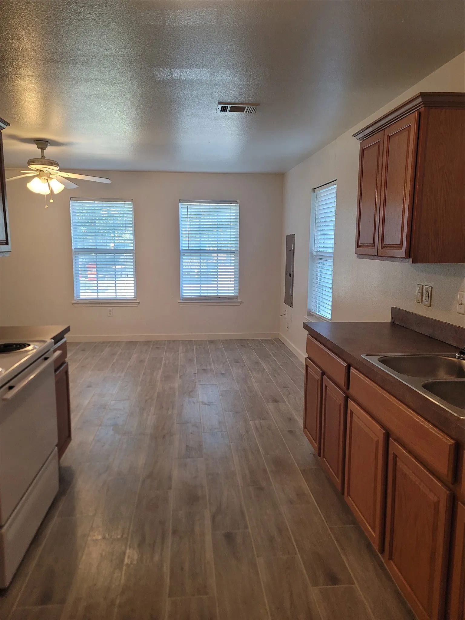 Single Family Residence For Rent in Kaufman County , 910 S Catherine Street, Terrell, Texas 75160, 2 Bedroom, 1 Bathroom, Garage spaces, 880 Sqft, built in 2011, mls#21365473, Real Estate Agent in Terrell, Homes For Rent in Kaufman county, Homes For Rent in Terrell, Realtor in Terrell Texas, Real Estate Brokerage Independent Realty Texas, Luminita Cordes Realtor