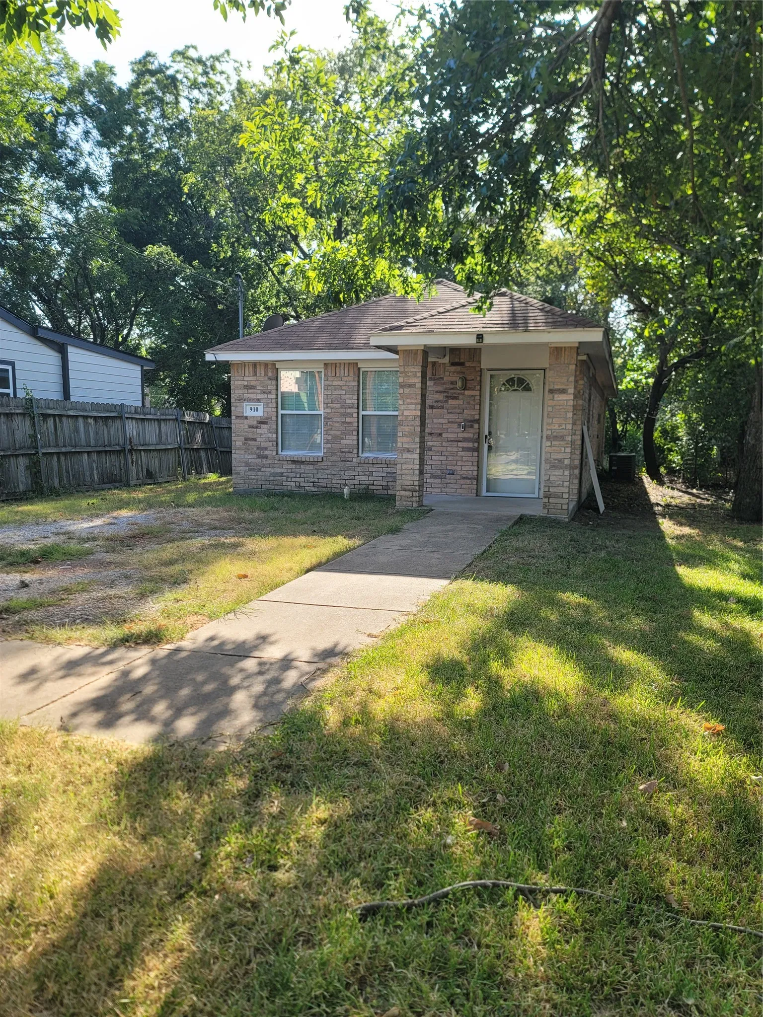 Single Family Residence For Rent in Kaufman County , 910 S Catherine Street, Terrell, Texas 75160, 2 Bedroom, 1 Bathroom, Garage spaces, 880 Sqft, built in 2011, mls#21365473, Real Estate Agent in Terrell, Homes For Rent in Kaufman county, Homes For Rent in Terrell, Realtor in Terrell Texas, Real Estate Brokerage Independent Realty Texas, Luminita Cordes Realtor