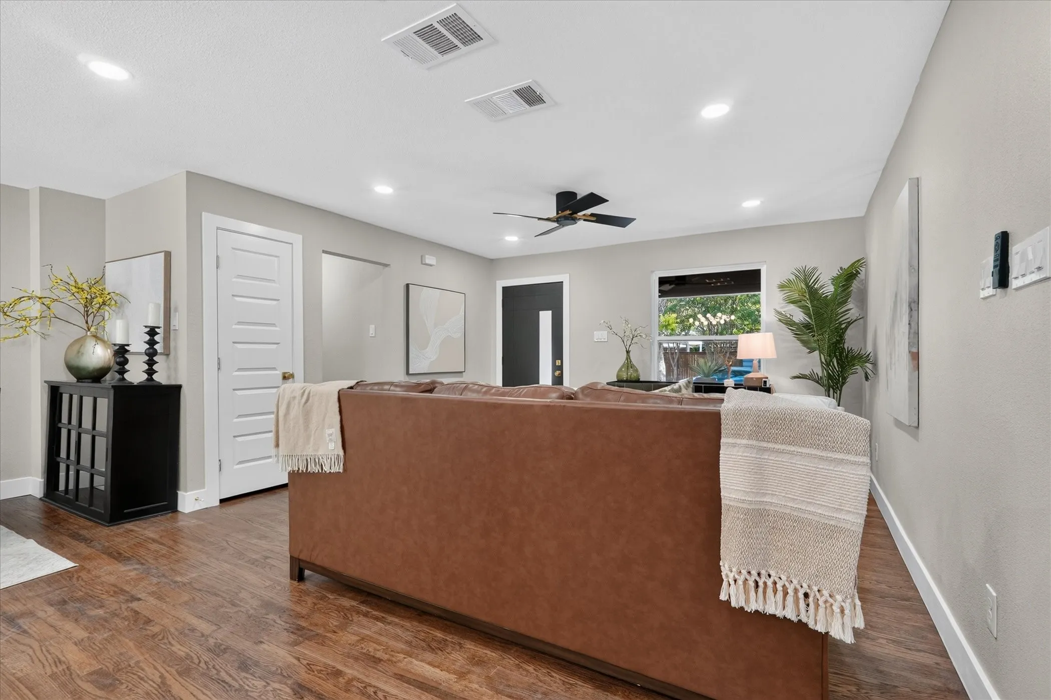Single Family Residence For Sale in Dallas County , 2208 Springhill Drive, Dallas, Texas 75228, 3 Bedroom, 2 Bathroom, 1 Garage spaces, 1,344 Sqft, built in 1954, mls#21364860, Real Estate Agent in Dallas, Homes For Sale in Dallas county, Homes For Sale in Dallas, Realtor in Dallas Texas, Real Estate Brokerage Independent Realty Texas, Luminita Cordes Realtor