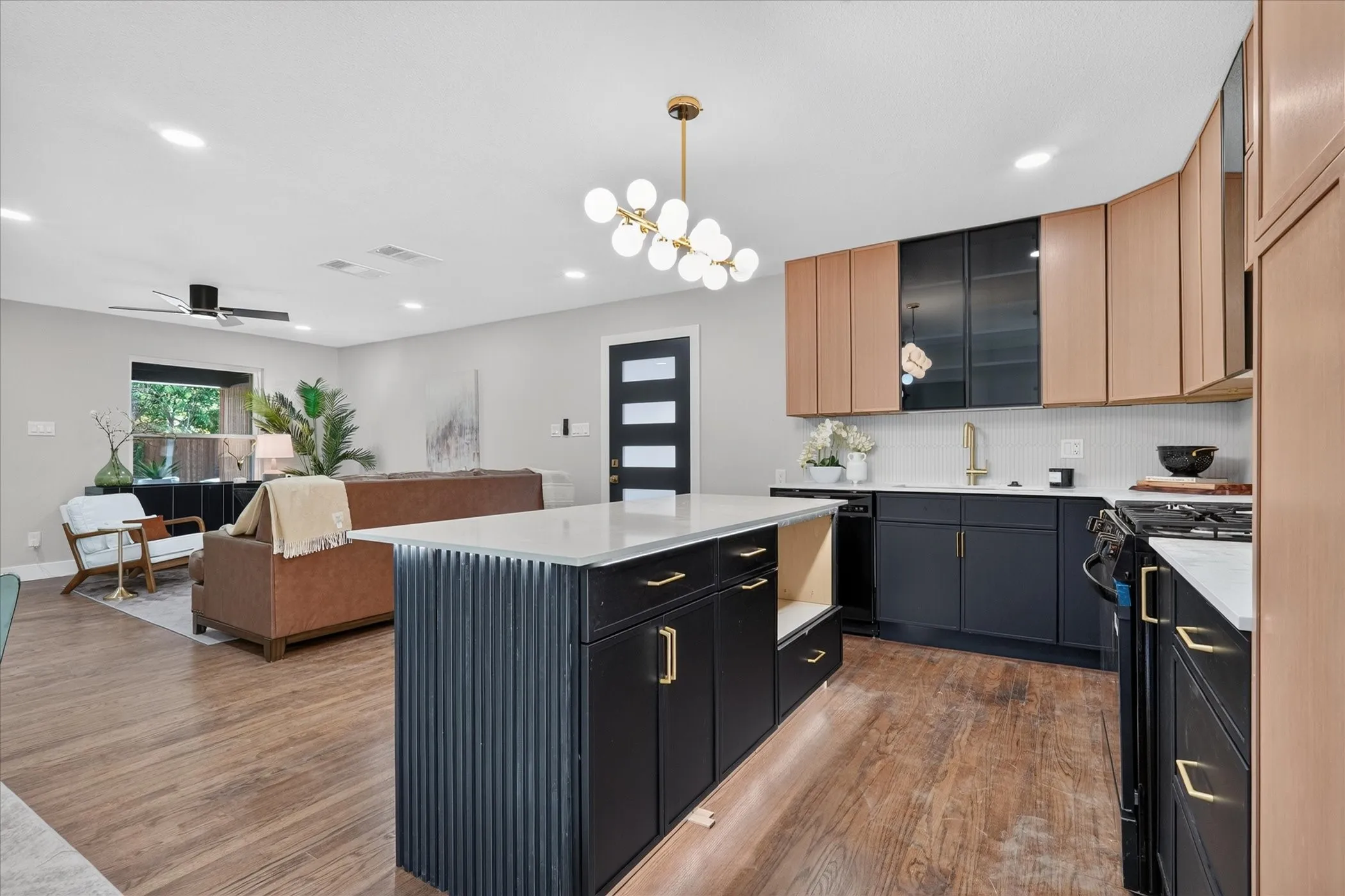 Single Family Residence For Sale in Dallas County , 2208 Springhill Drive, Dallas, Texas 75228, 3 Bedroom, 2 Bathroom, 1 Garage spaces, 1,344 Sqft, built in 1954, mls#21364860, Real Estate Agent in Dallas, Homes For Sale in Dallas county, Homes For Sale in Dallas, Realtor in Dallas Texas, Real Estate Brokerage Independent Realty Texas, Luminita Cordes Realtor