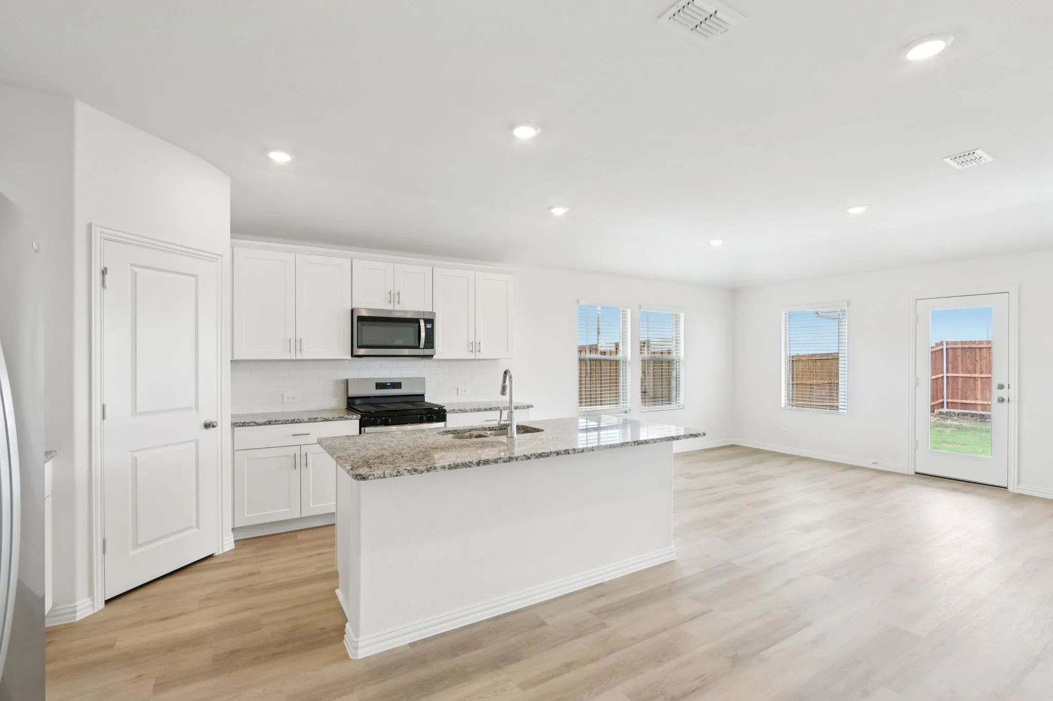  Photo is not of the actual home, but is an inspirational photo of builder’s model home and may depict options, furnishings, and/or decorator features that are not included.
