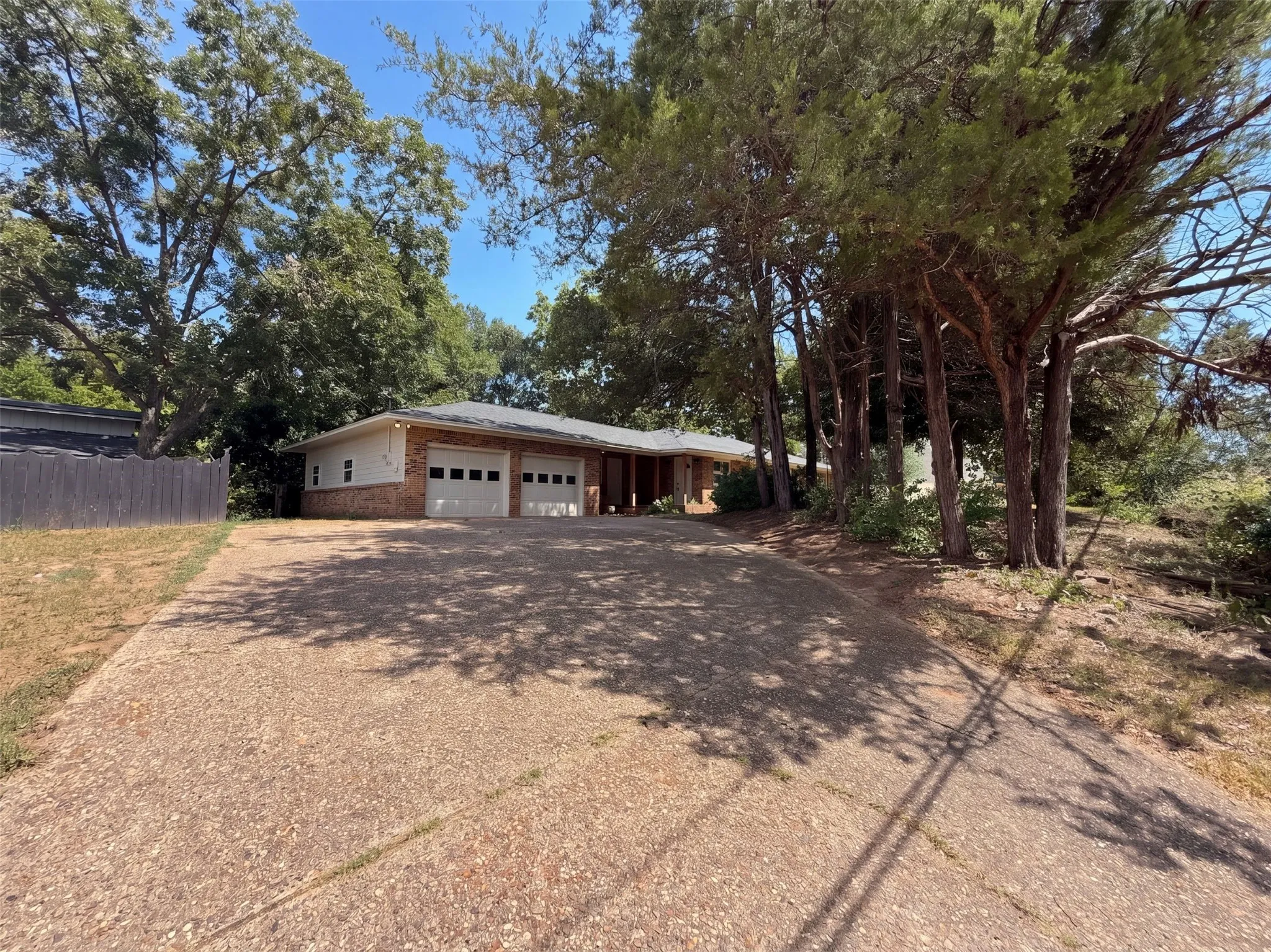 Single Family Residence For Sale in Henderson County , 11212 Stuart Street, Brownsboro, Texas 75756, 3 Bedroom, 2 Bathroom, 2 Garage spaces, 2,013 Sqft, built in 1957, mls#21365496, Real Estate Agent in Brownsboro, Homes For Sale in Henderson county, Homes For Sale in Brownsboro, Realtor in Brownsboro Texas, Real Estate Brokerage Independent Realty Texas, Luminita Cordes Realtor