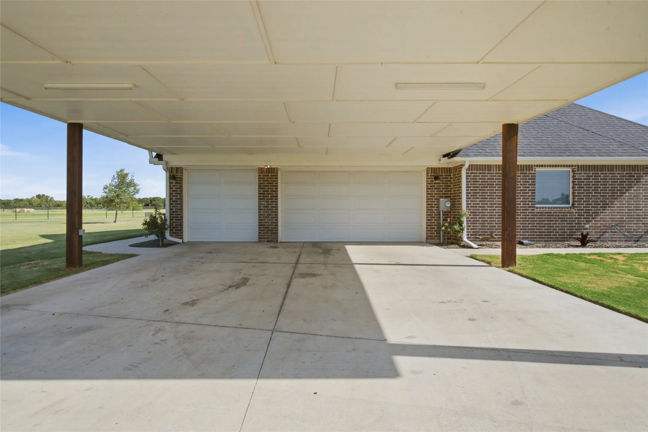 Single Family Residence For Sale in Parker County , 1044 Monarch Court, Poolville, Texas 76487, 4 Bedroom, 3 Bathroom, 3 Garage spaces, 2,786 Sqft, built in 2021, mls#21364668, Real Estate Agent in Poolville, Homes For Sale in Parker county, Homes For Sale in Poolville, Realtor in Poolville Texas, Real Estate Brokerage Independent Realty Texas, Luminita Cordes Realtor