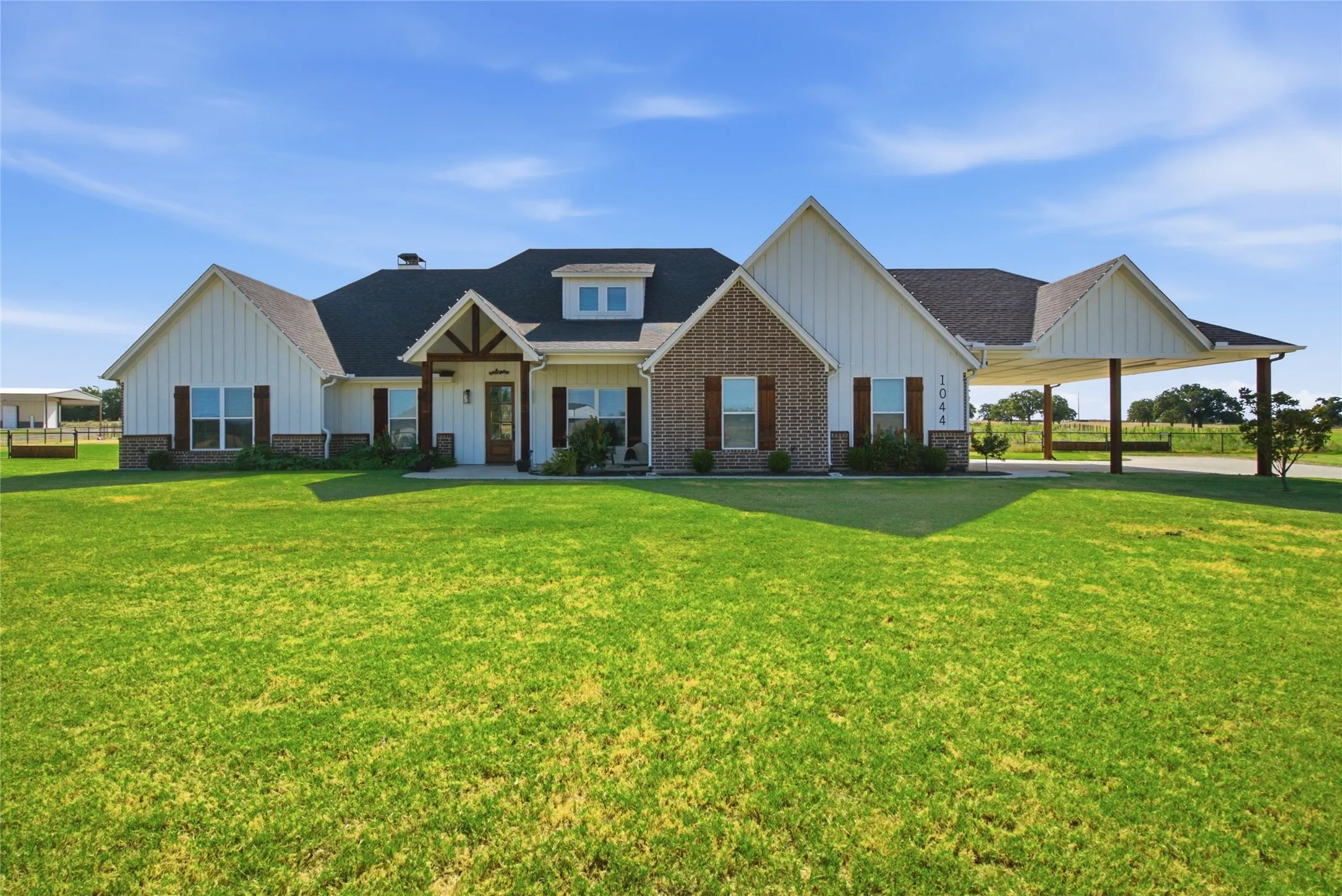 Single Family Residence For Sale in Parker County , 1044 Monarch Court, Poolville, Texas 76487, 4 Bedroom, 3 Bathroom, 3 Garage spaces, 2,786 Sqft, built in 2021, mls#21364668, Real Estate Agent in Poolville, Homes For Sale in Parker county, Homes For Sale in Poolville, Realtor in Poolville Texas, Real Estate Brokerage Independent Realty Texas, Luminita Cordes Realtor