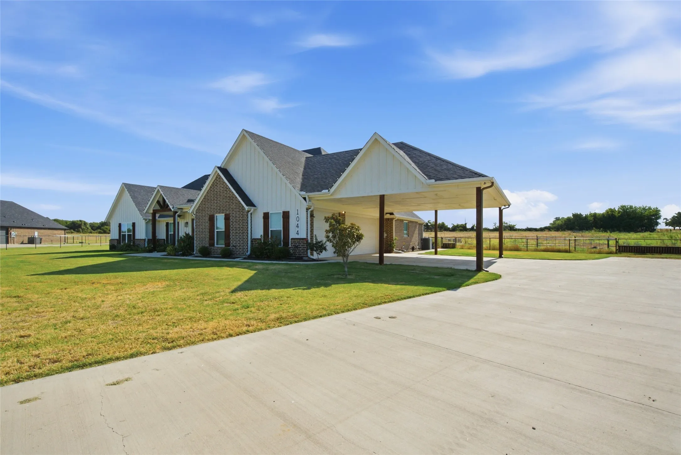 Single Family Residence For Sale in Parker County , 1044 Monarch Court, Poolville, Texas 76487, 4 Bedroom, 3 Bathroom, 3 Garage spaces, 2,786 Sqft, built in 2021, mls#21364668, Real Estate Agent in Poolville, Homes For Sale in Parker county, Homes For Sale in Poolville, Realtor in Poolville Texas, Real Estate Brokerage Independent Realty Texas, Luminita Cordes Realtor